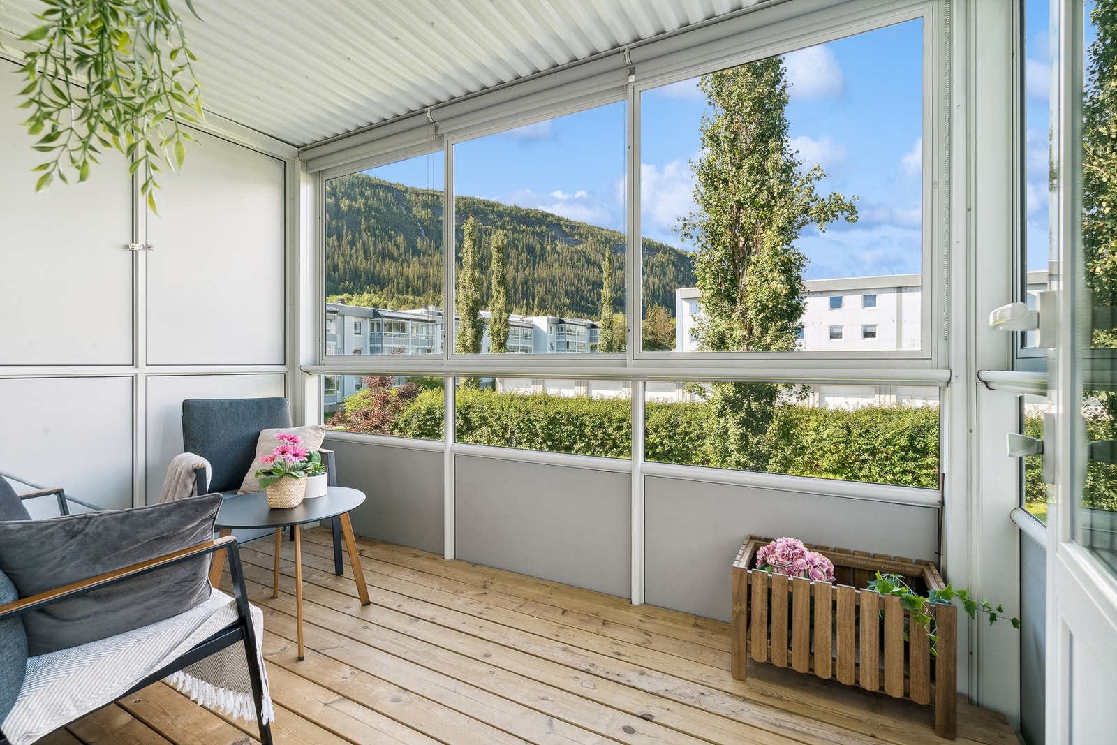 Innglasset balkong fungerer som en stue 2 Galleribilde