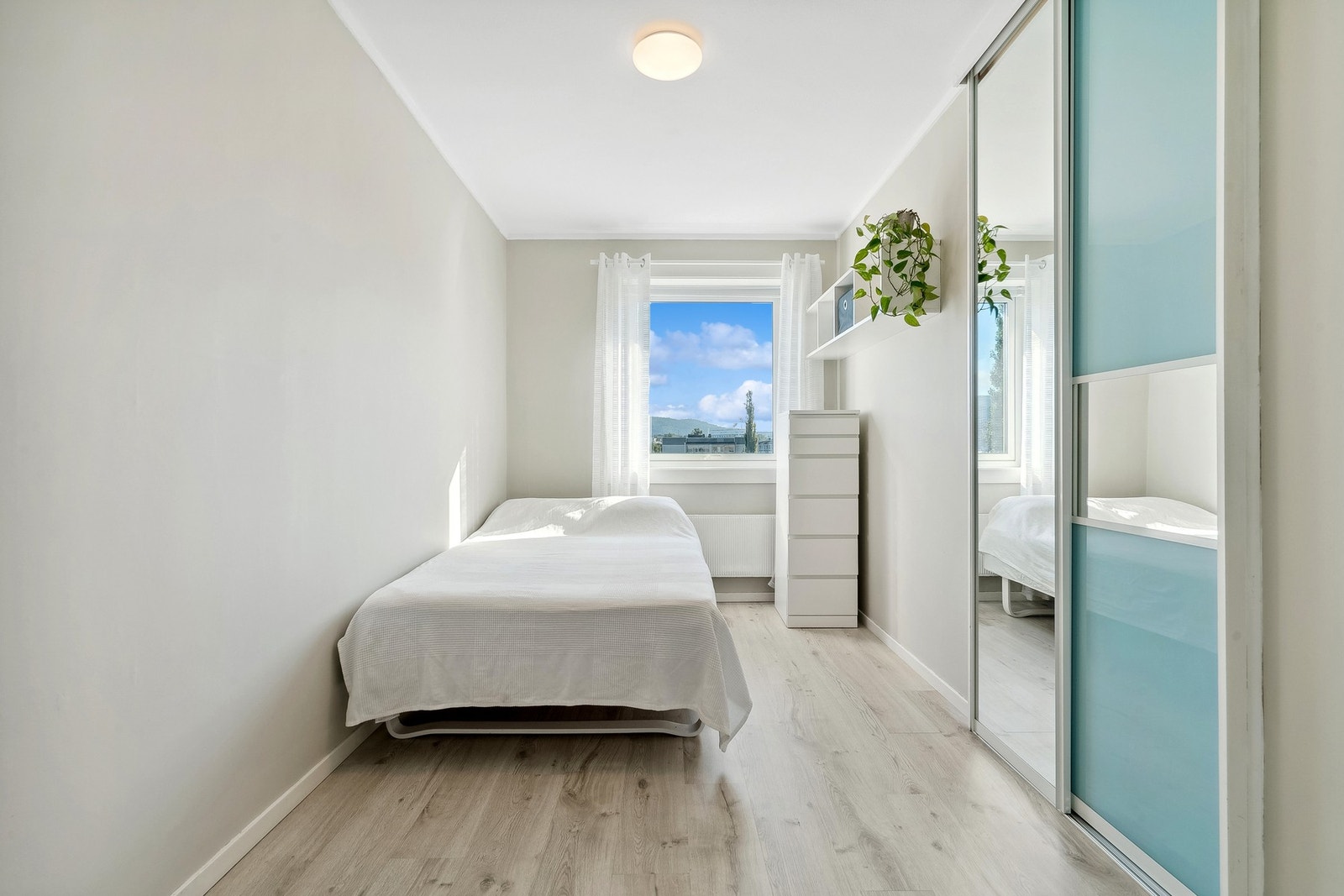 Som også har skyvedørsgarderobe Galleribilde