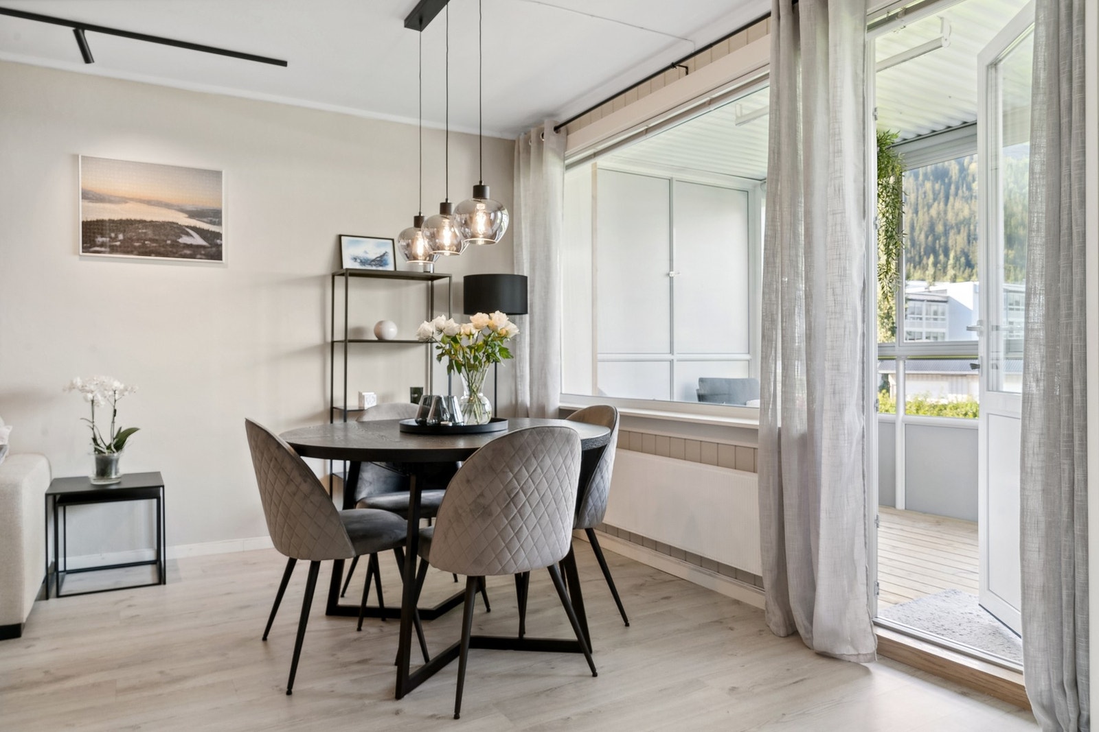 Utgang til praktisk innglasset balkong Galleribilde