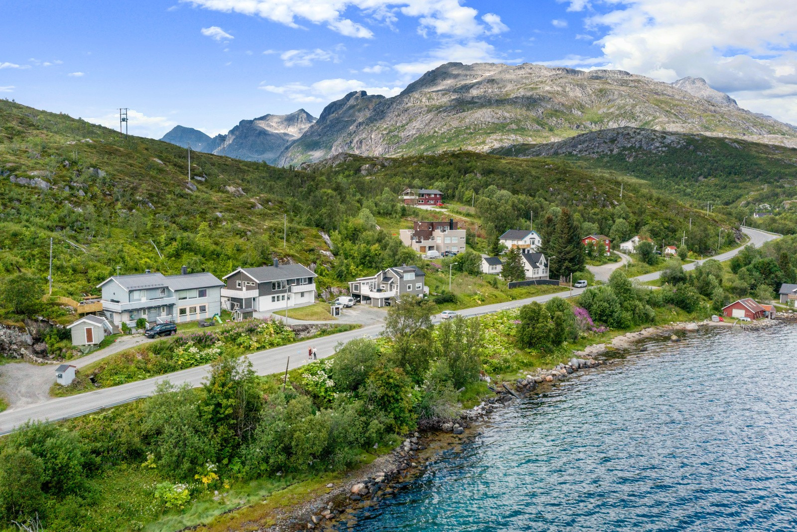 Området er bestående av spredt boligbebyggelse og det er umiddelbar nærhet til flott natur.