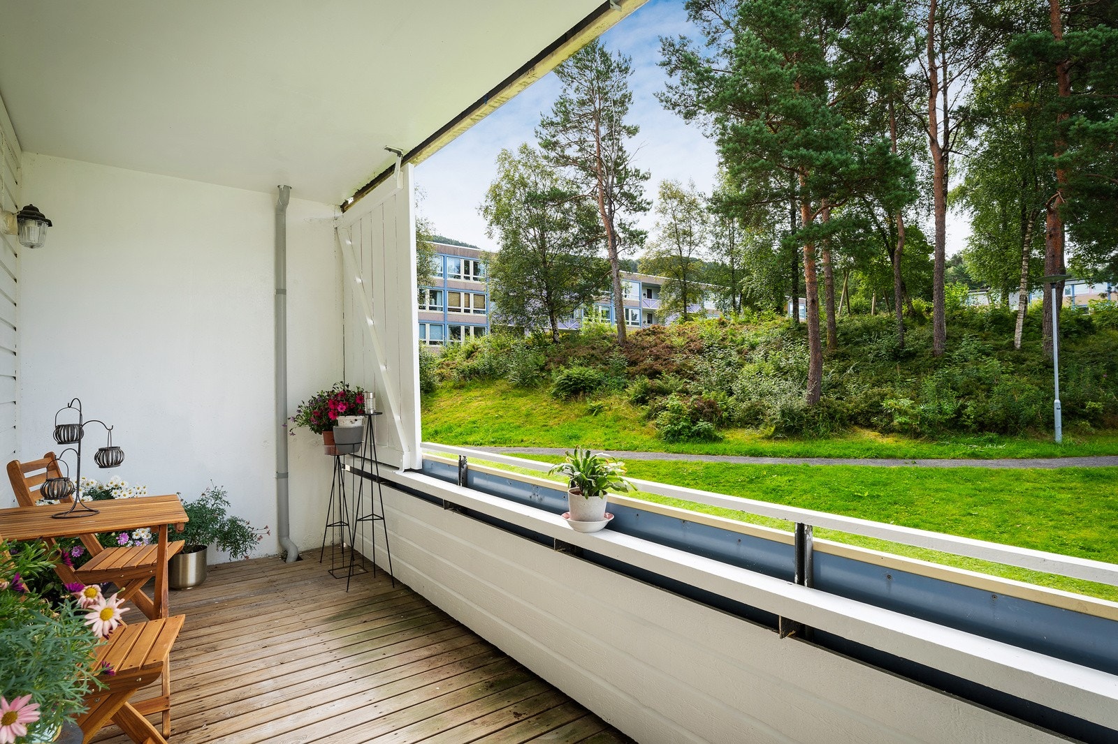 - Fra stue er det utgang til solrik balkong på 8 kvm - Galleribilde