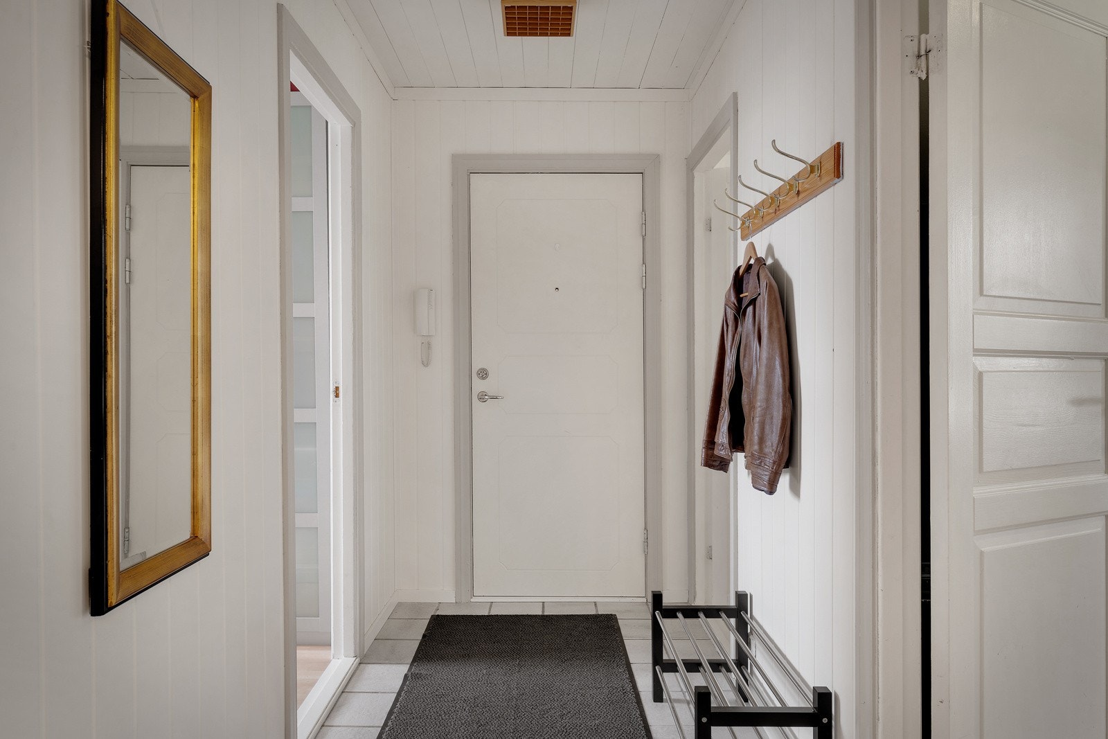 - Entrè/gang på 5,4 kvm, fliser på gulvet - Galleribilde