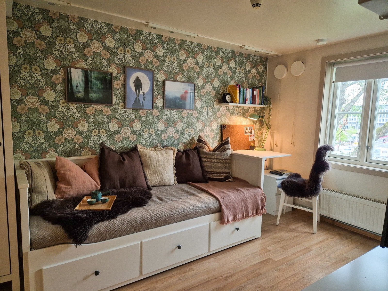 Det er plass til at dagsengen trekkes ut og blir til en 1.60 seng Galleribilde