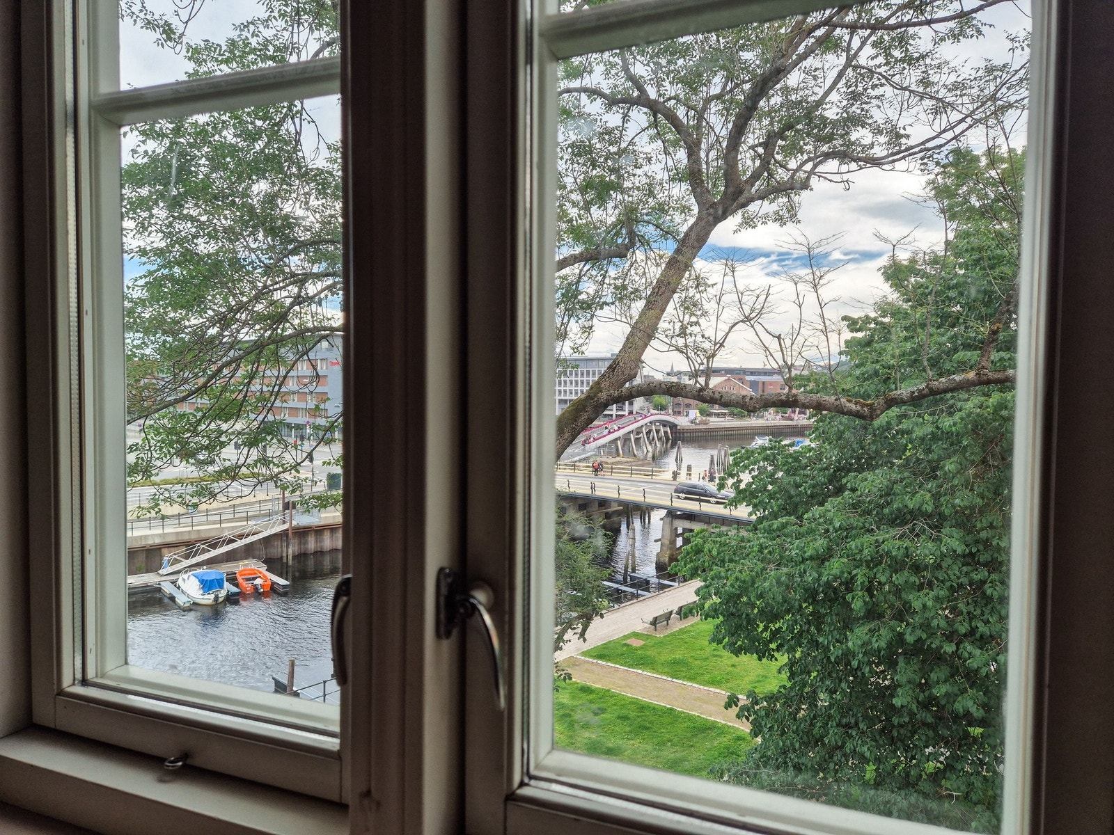 Fin utsikt over kanalen mot Solsiden Galleribilde