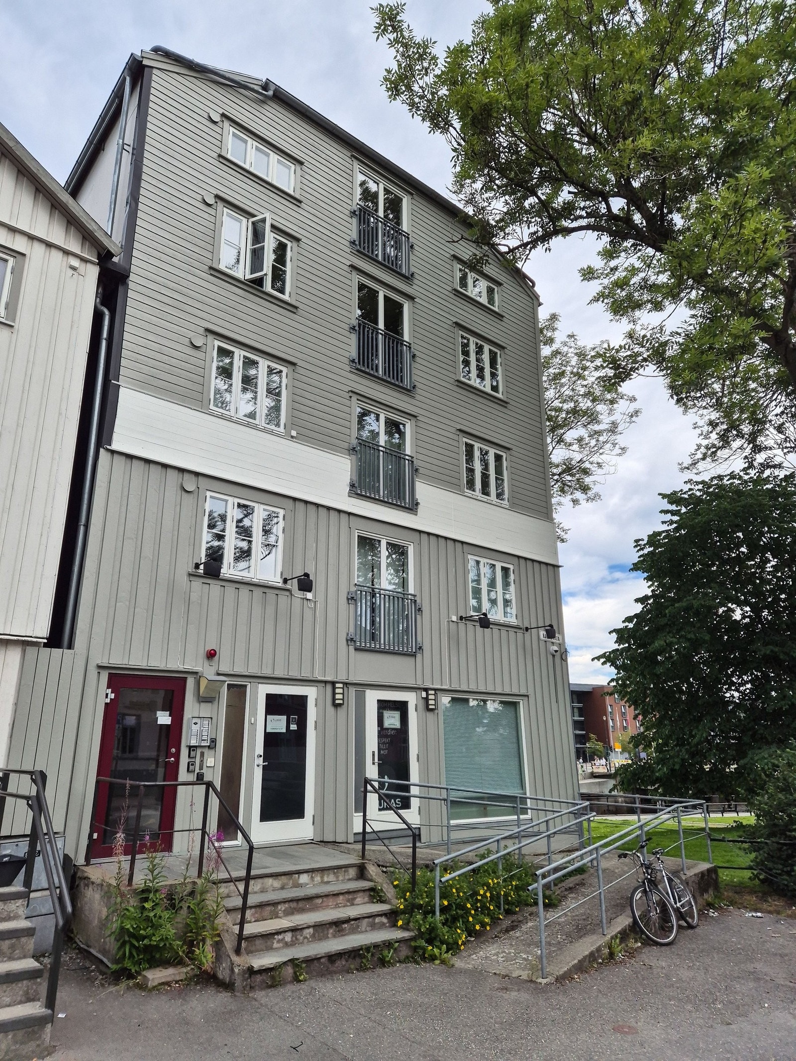 Fasade ved inngangsparti Galleribilde