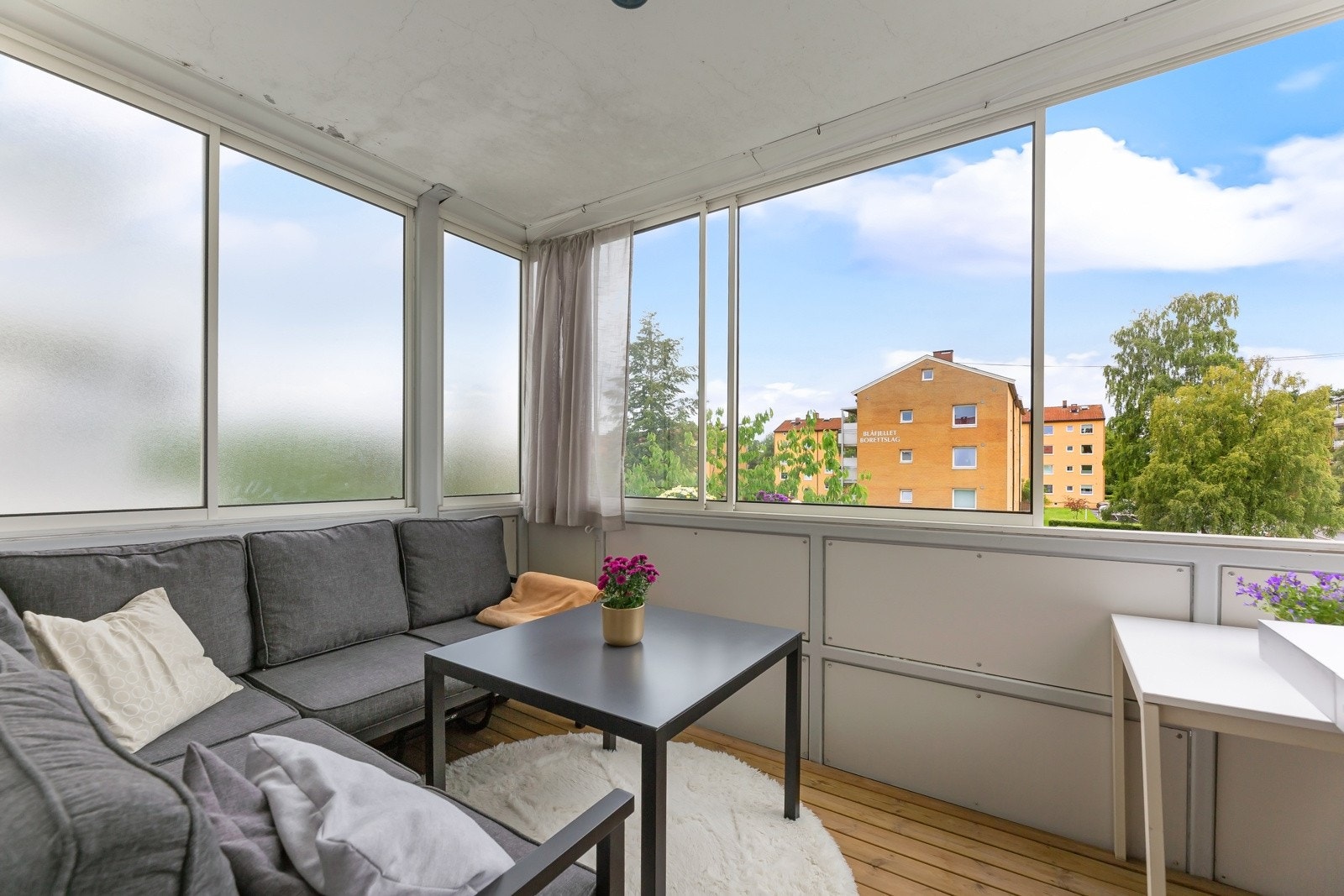 Vestvendt og innglasset balkong med gode solforhold Galleribilde