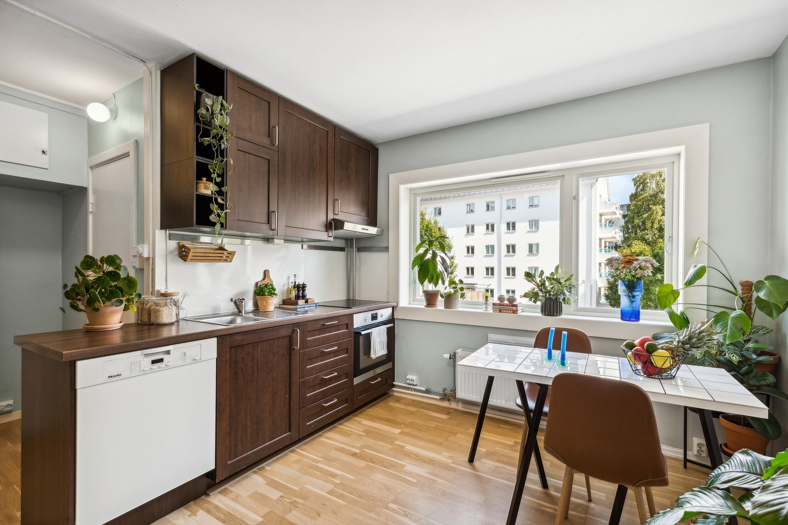 Integrert koketopp, stekeovn og frittstående oppvaskmaskin medfølger i handelen. Galleribilde