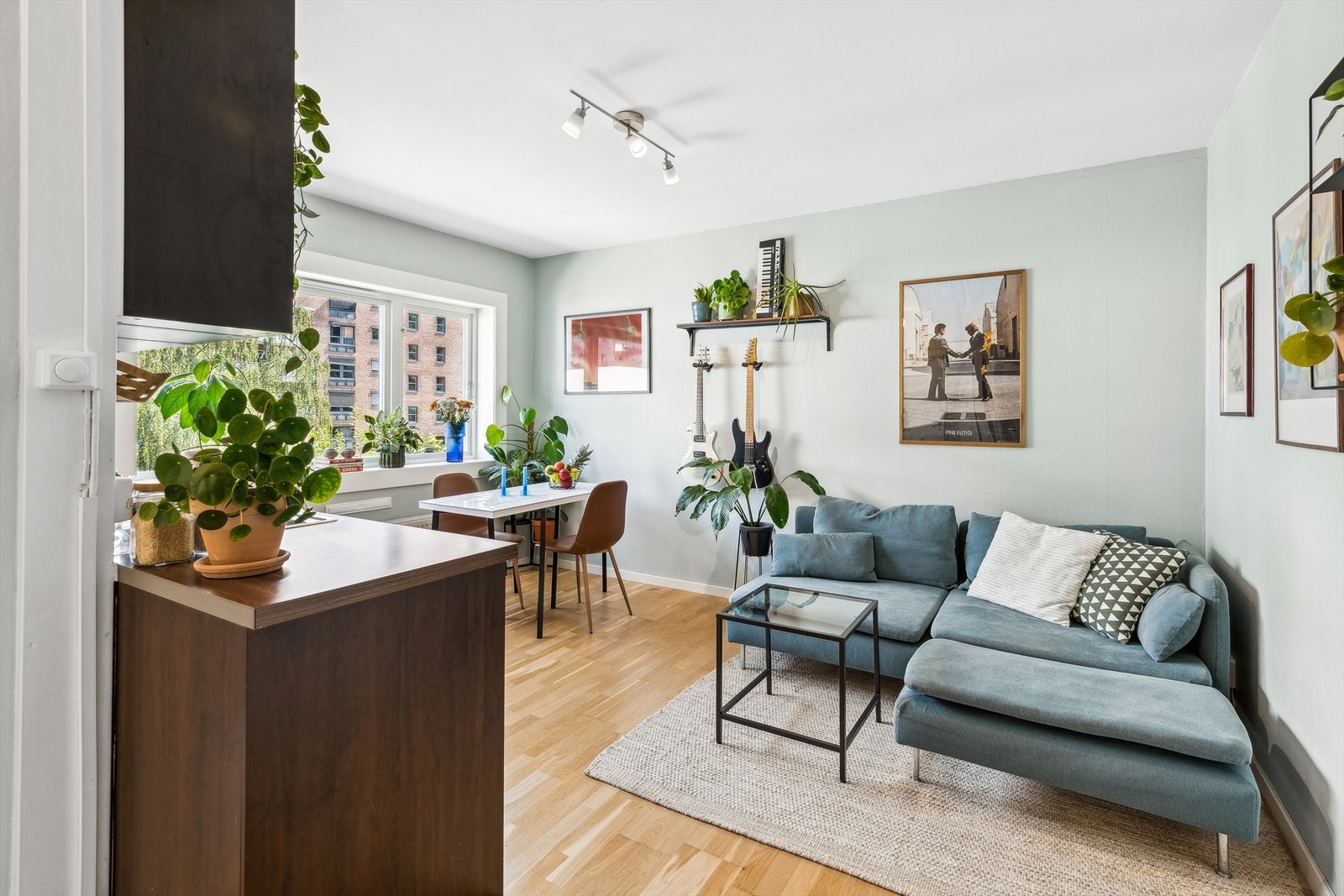 Rommet har store vindusflater som slipper inn mye naturlig lys og skaper en god atmosfære i rommet. Galleribilde