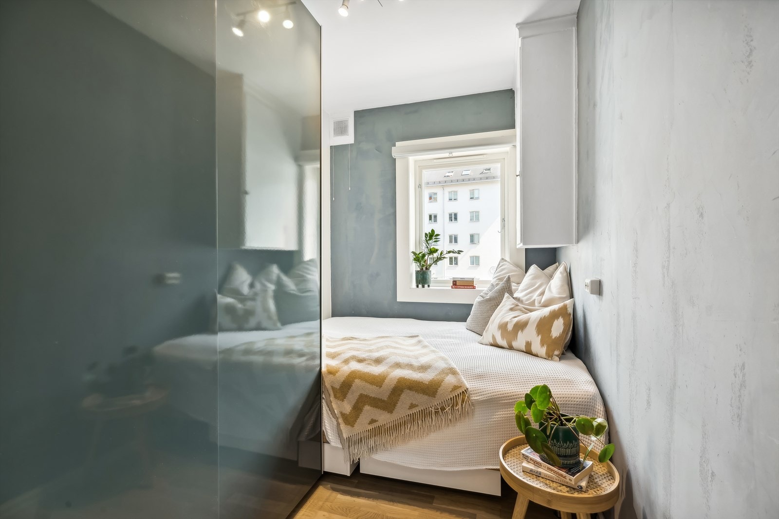 Her er det plass til stor seng og et garderobeskap med god plass til oppbevaring. Galleribilde