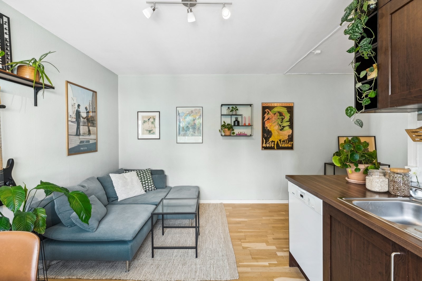 Stuen har plass til sofagruppe og bord, eventuelt oppbevaringsmøbler for å skape den stuen du selv ønsker. Galleribilde