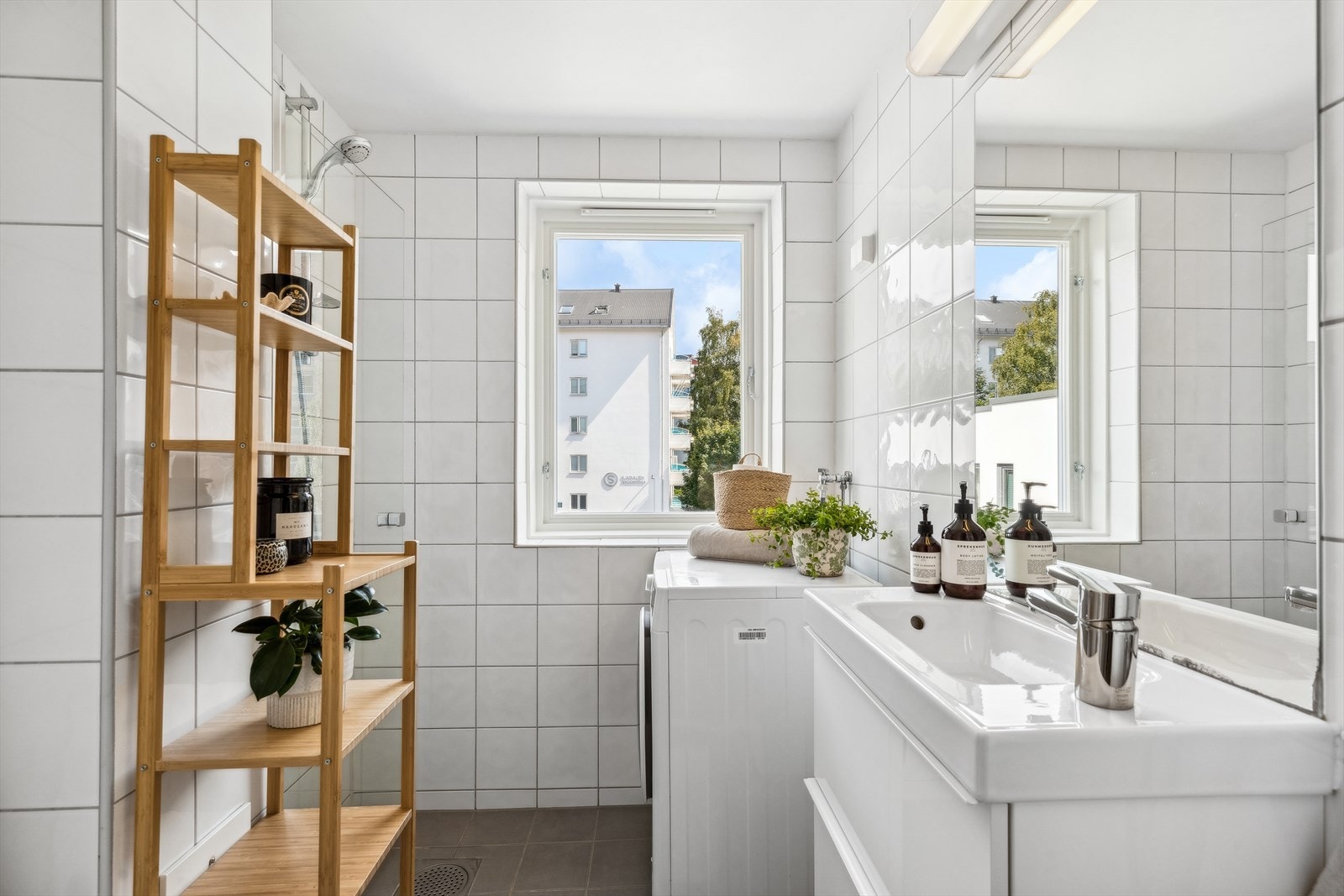 Flislagt baderom oppusset i 2006, med elektriske varmekabler i gulv fra 2018. Galleribilde