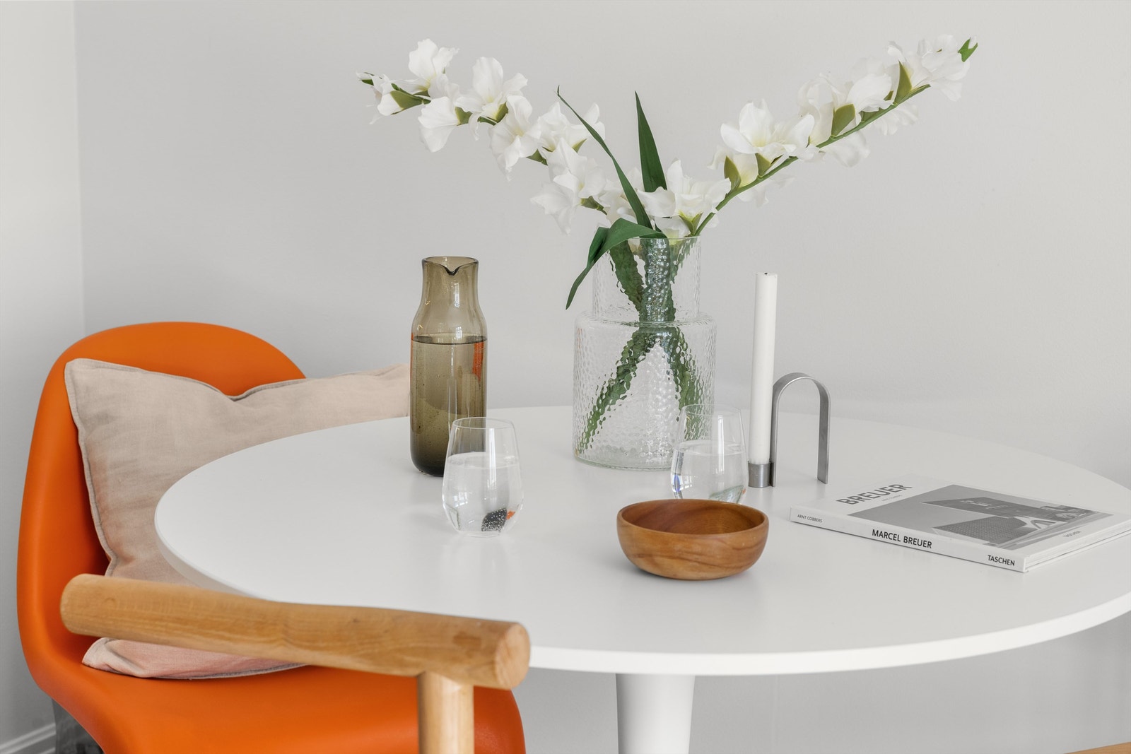 Overflatene er malt i en nøytral og behagelig fargetone som gjør det enkelt å sette sitt eget preg på leiligheten. Galleribilde