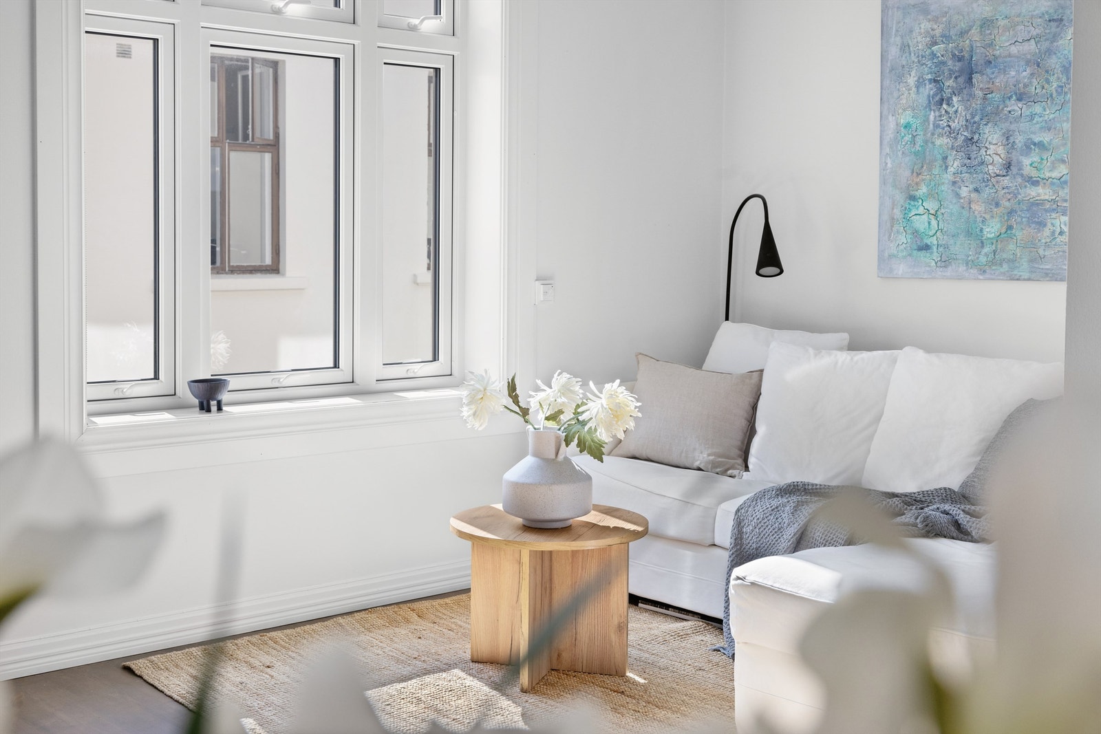 De store flaggpostvinduene slipper inn rikelig med naturlig lys. Galleribilde