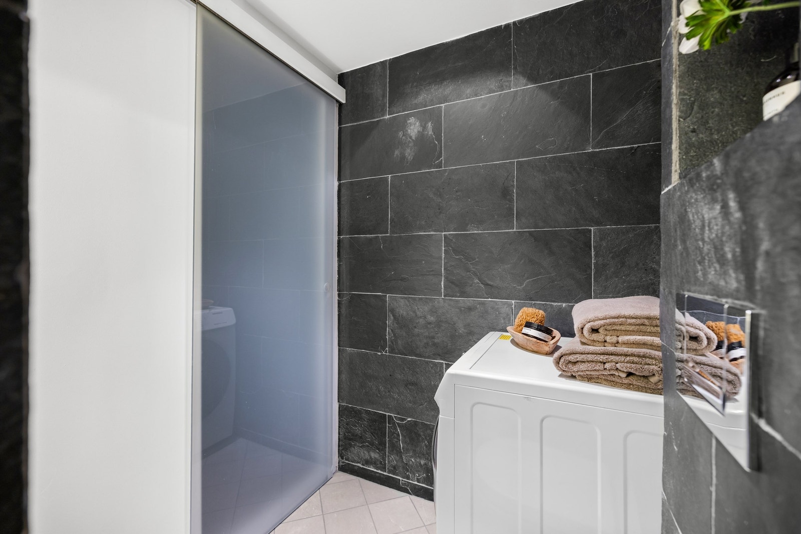 Det er opplegg og plass for vaskemaskin. Galleribilde