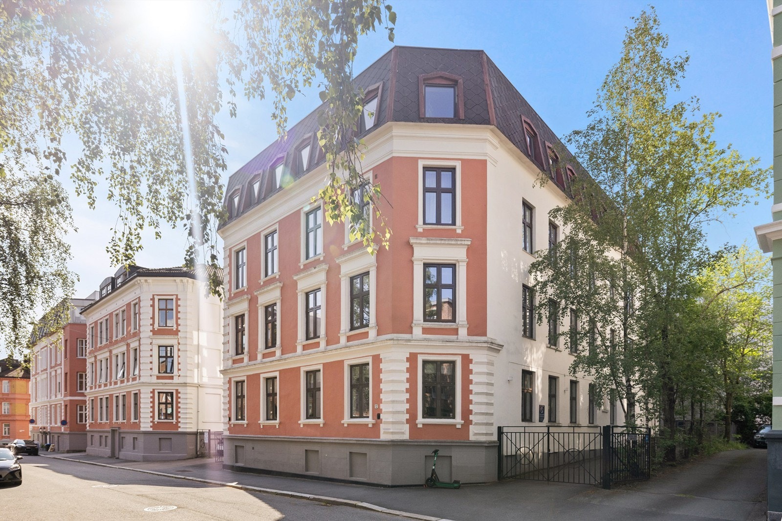 Leiligheten ligger i en eldre, sjarmerende bygård fra slutten av 1800-tallet. Galleribilde