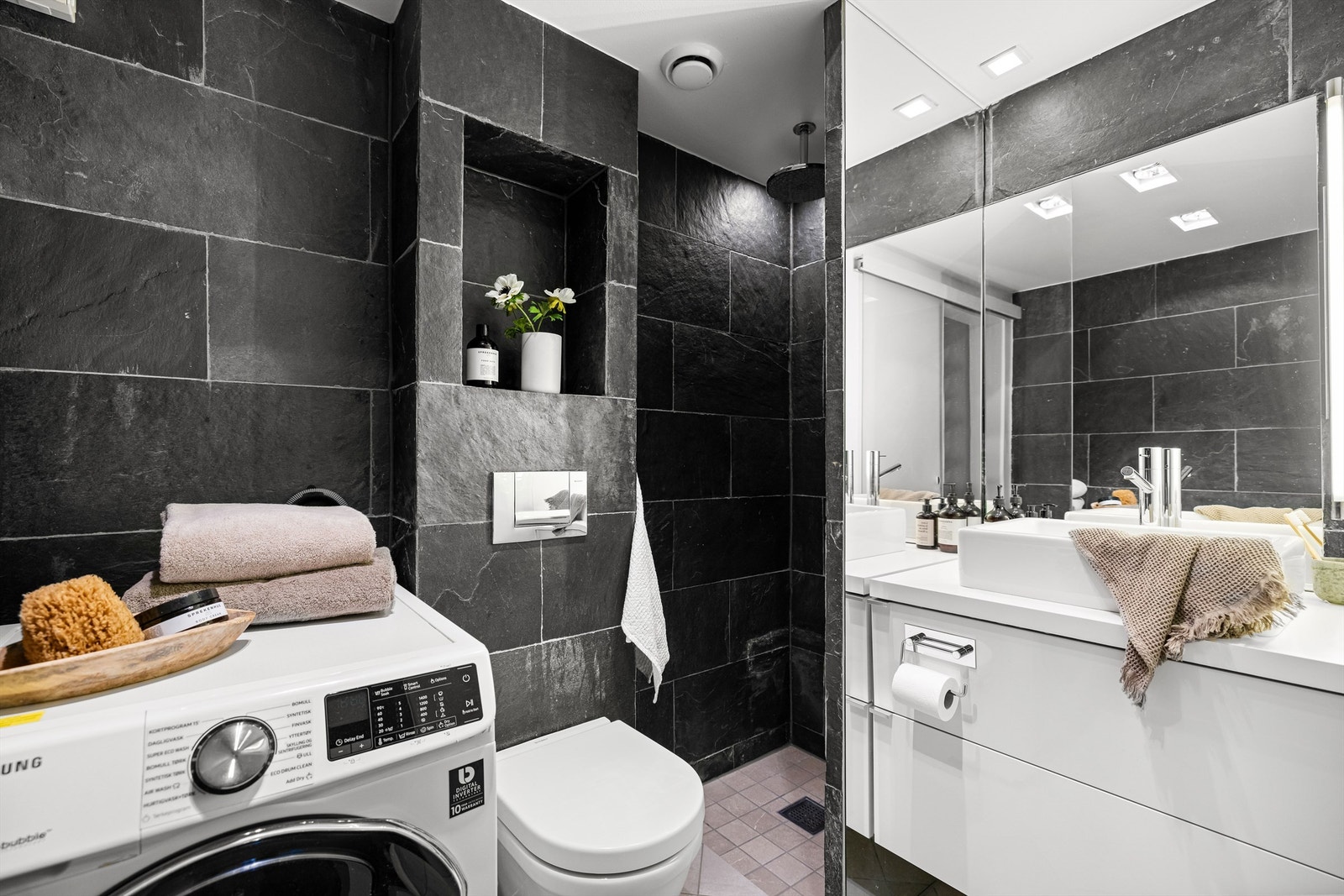 Badet er flislagt. Fliser på gulv og underliggende varmekabler ble oppgradert i 2022. Galleribilde