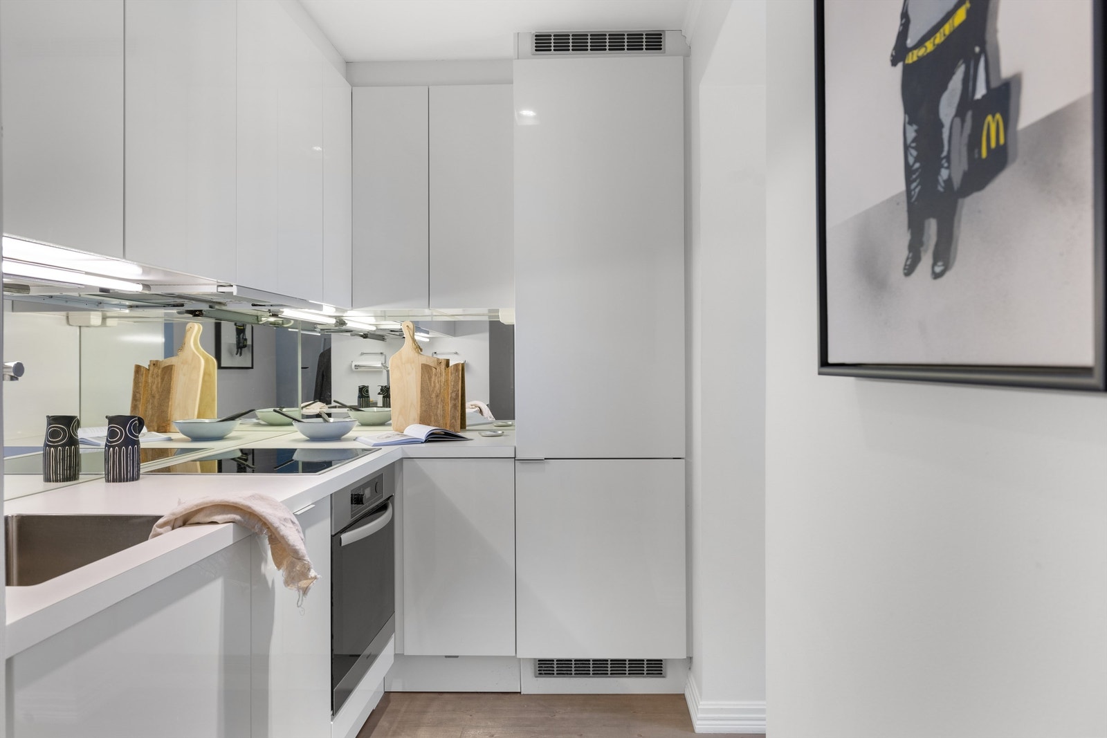 Det er en fin kombinasjon av skap- og benkeplass for både oppbevaring og matlaging. Galleribilde