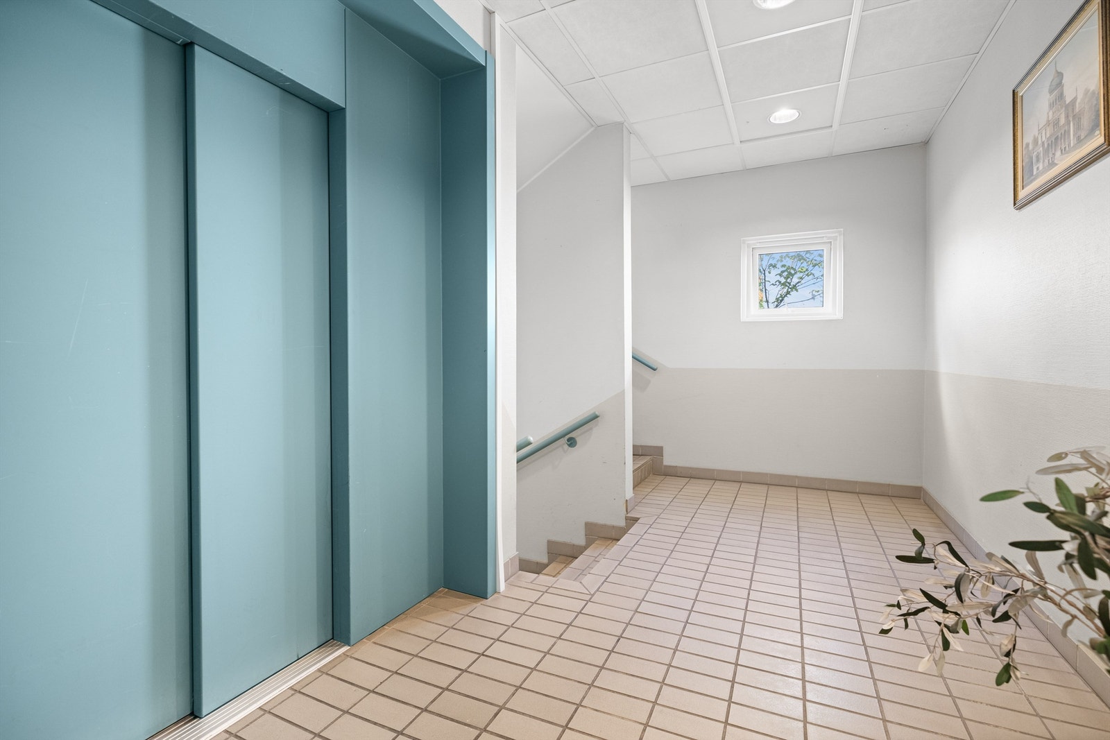 Pent og representabelt inngangsparti. Galleribilde