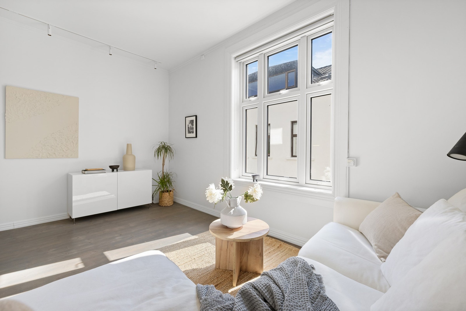 Dette er en lys, pen og arealeffektiv andelsileilighet med generøs takhøyde på beste Majorstuen! Galleribilde