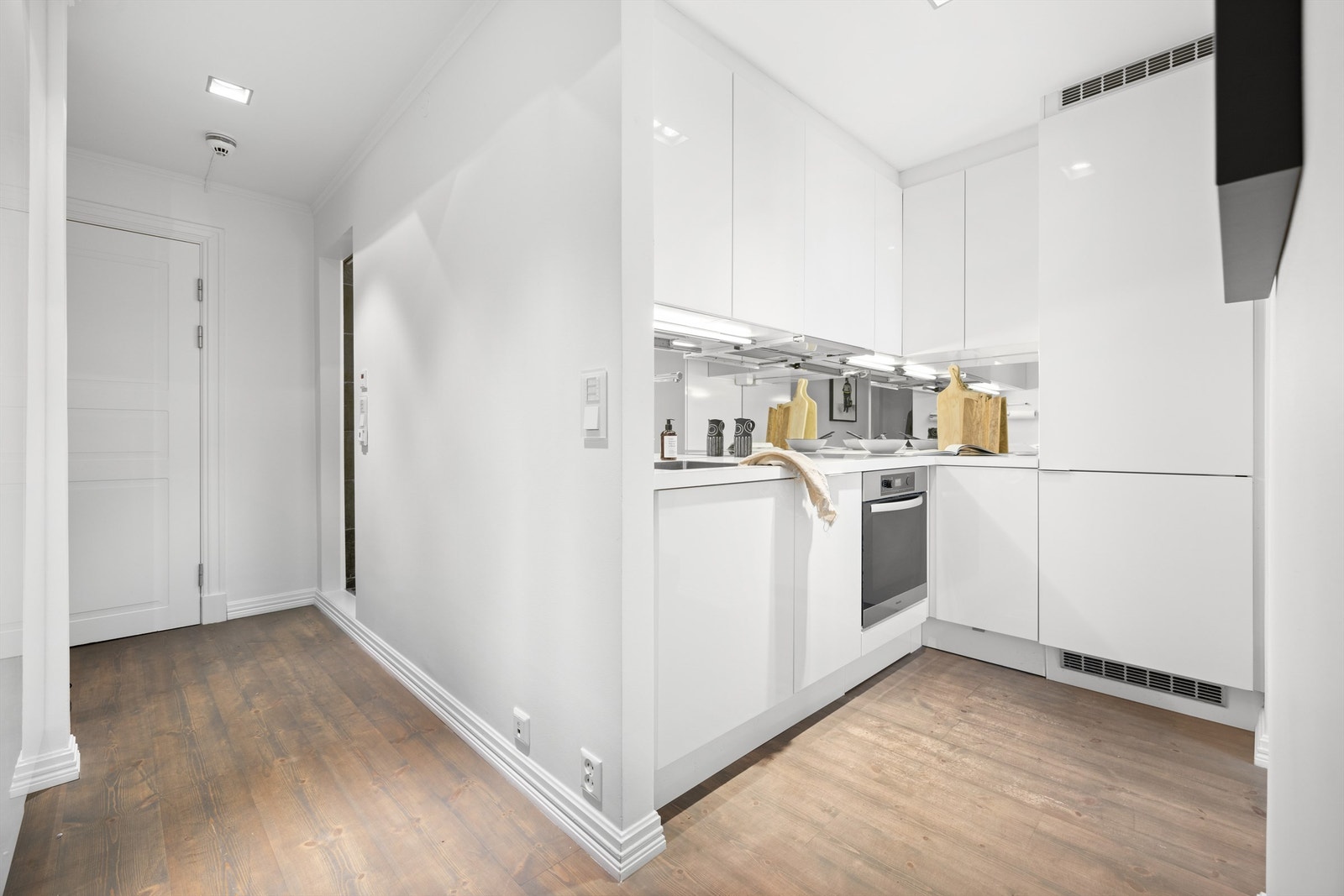 Videre er entréen romslig med plass for klesoppheng og oppbevaring av sko. Galleribilde