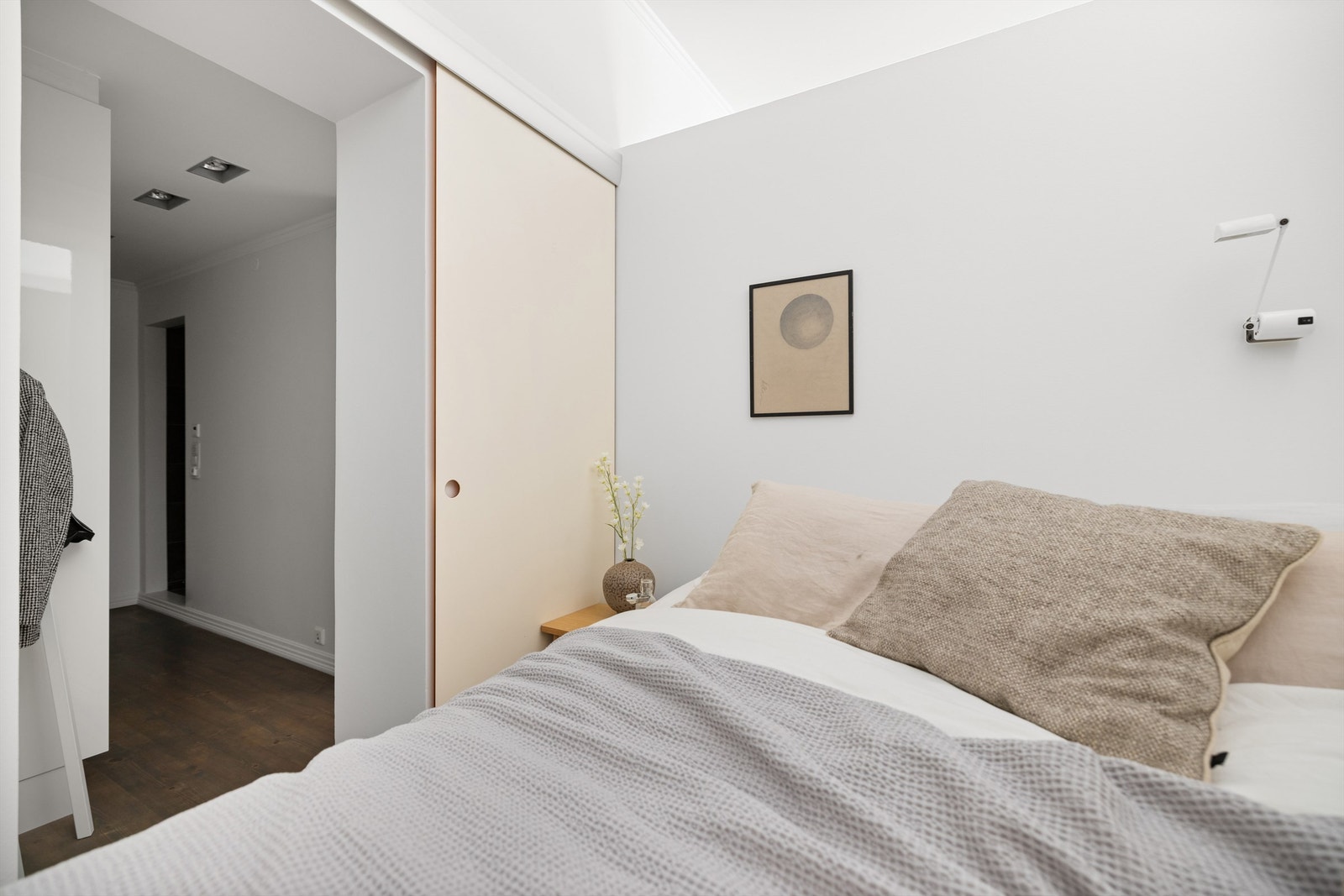 Fastmontert seng med skuffer medfølger ved salg. Galleribilde