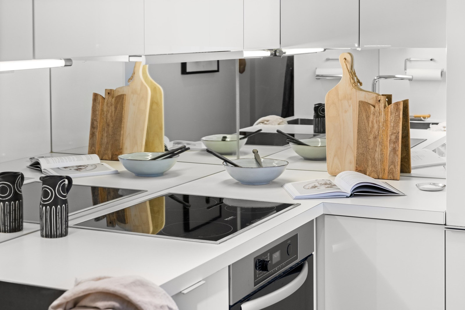 Integrerte hvitevarer består av stekeovn, platetopp, oppvaskmaskin og kjøleskap med fryser. Galleribilde