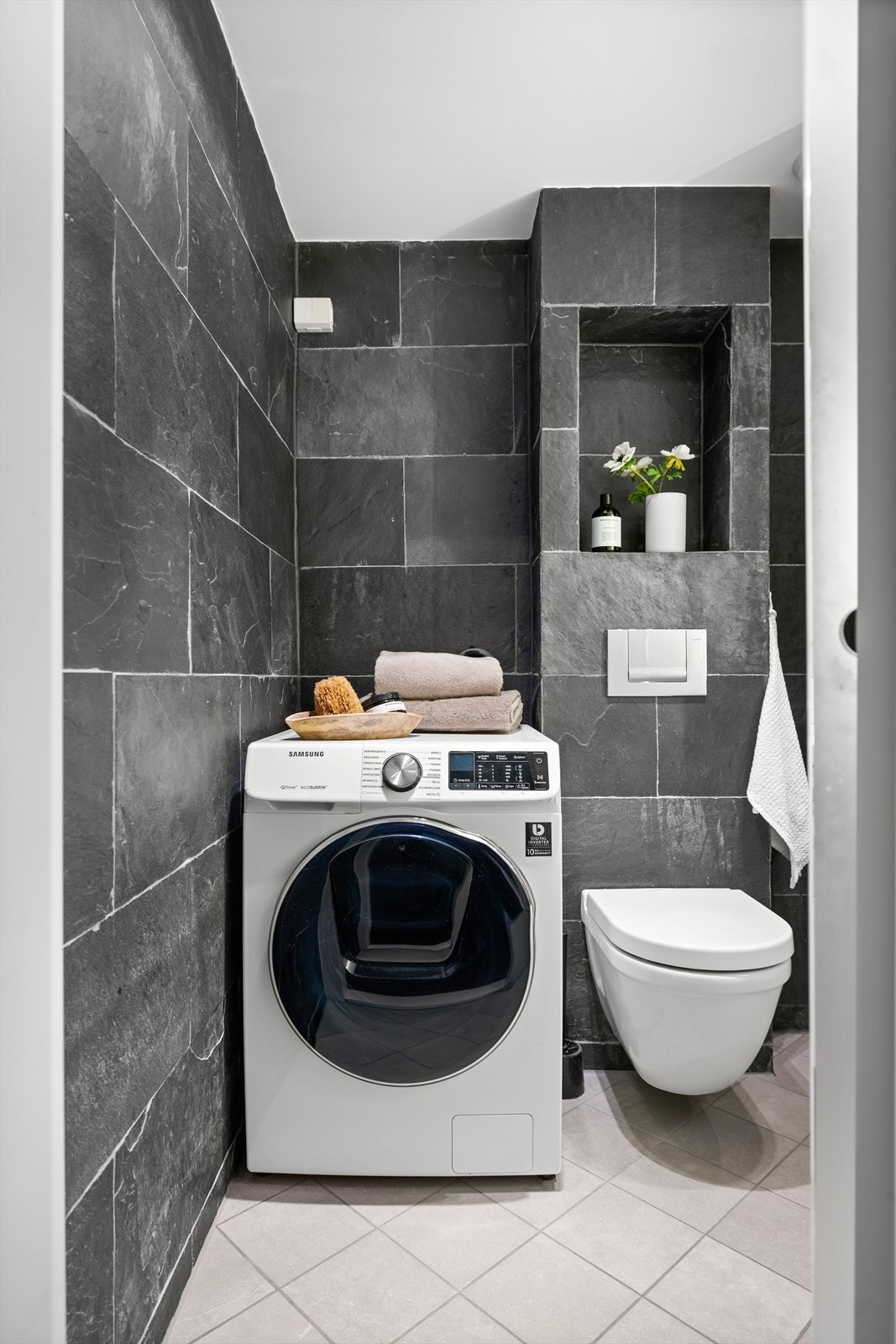 Videre har leiligheten et pent flislagt bad fra 2009. Galleribilde