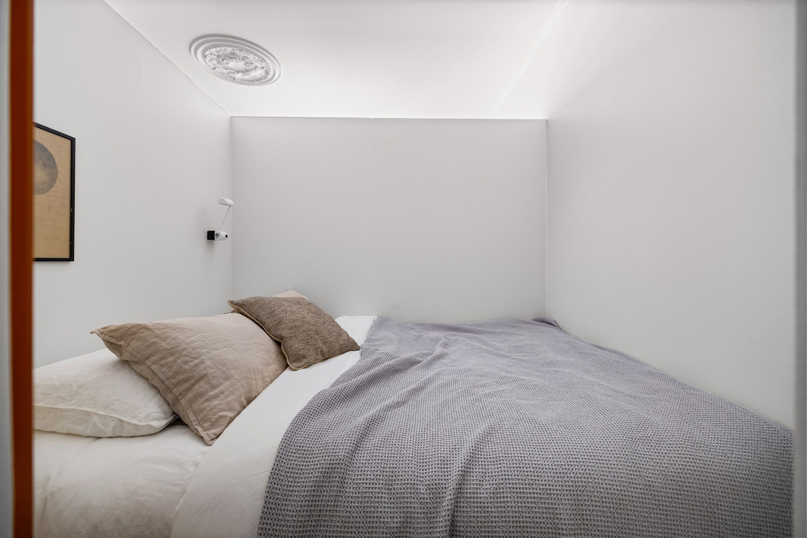 Plass til seng og nattbord. Galleribilde