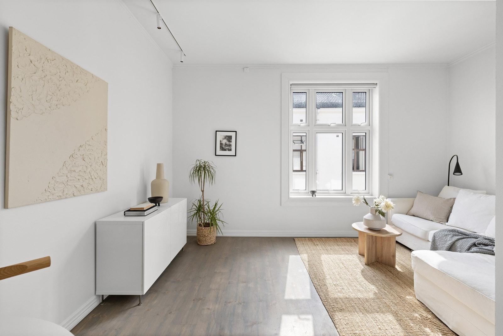 God plass til sofa, bord og tilhørende møblement. Galleribilde