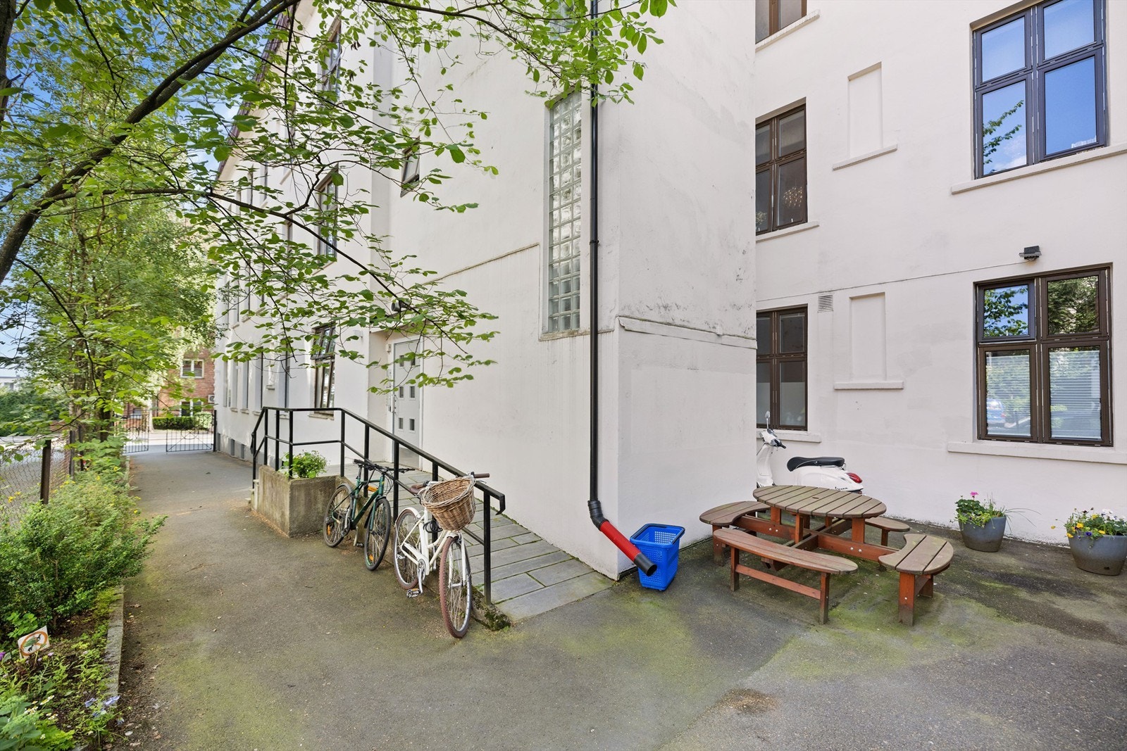 Sjarmerende bakgård med sittegruppe. Galleribilde