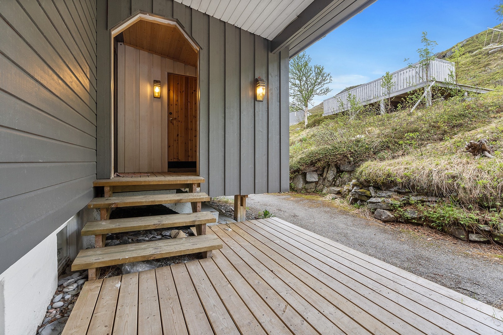 Rundlia 15 C - Lunt inngangsparti med platting. Galleribilde