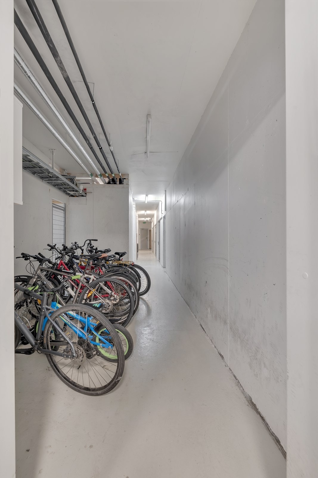 Sykkelparkering og bodareal i 1. plan. Galleribilde