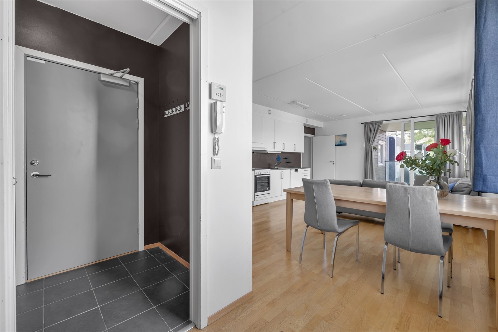 Flislagt entre. Vannbåren varme inkludert i felleskostnadene. Galleribilde