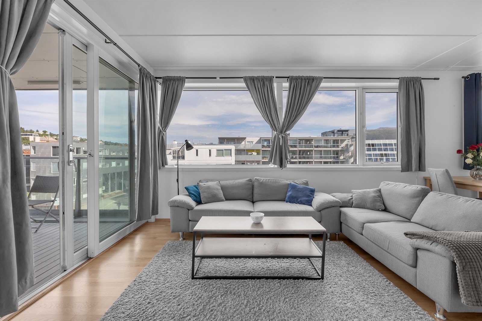 Nydelig beliggenhet i nordenden av blokka, med vestvendt balkong og flott utsikt. Galleribilde