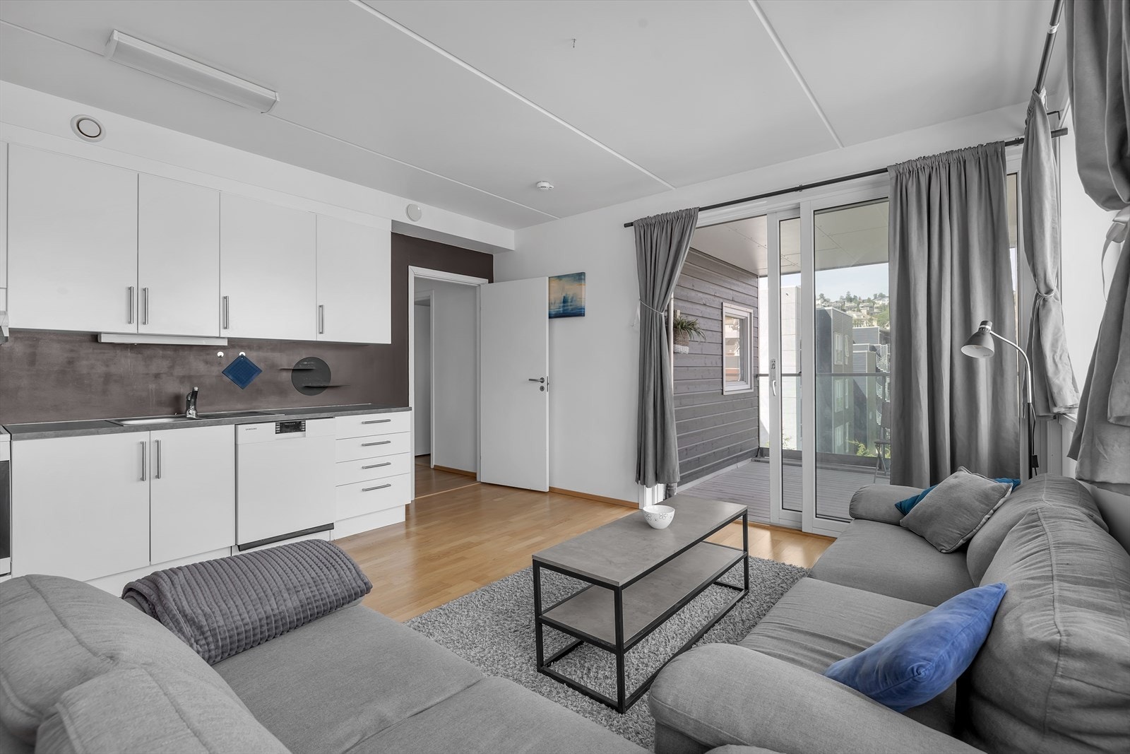 Utgang til balkong via skyvedører. Galleribilde