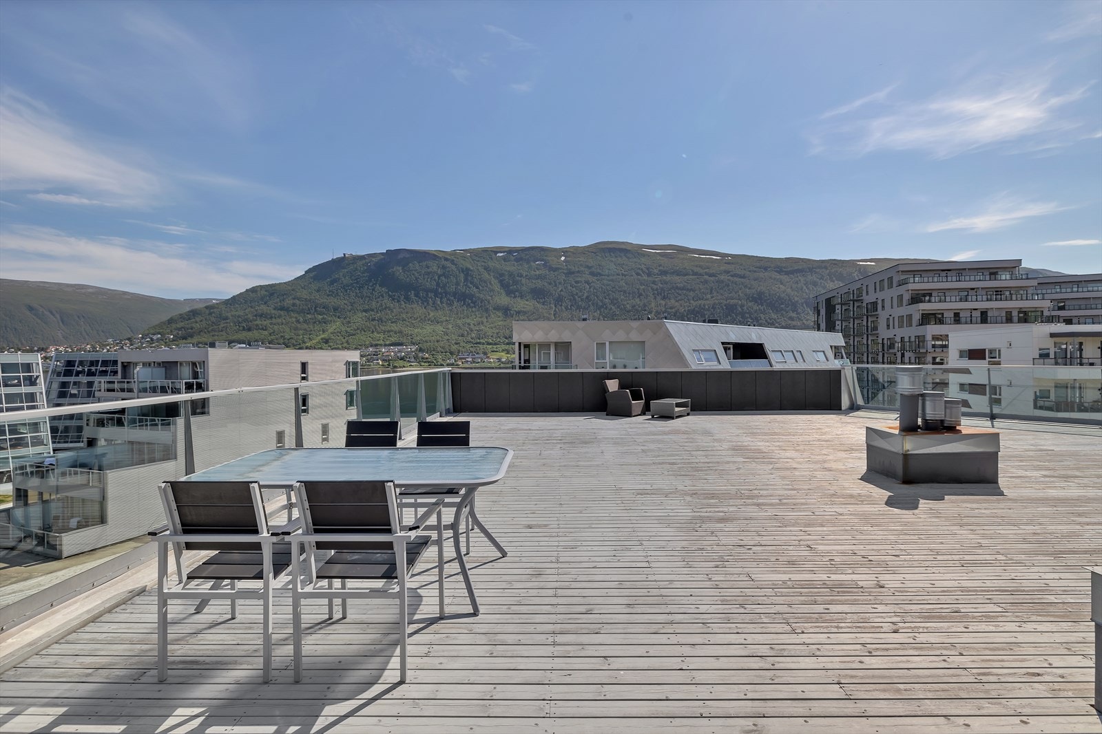 Felles takterrasse i øverste etasje. Her kan man ta heisen opp i tøflene. Galleribilde