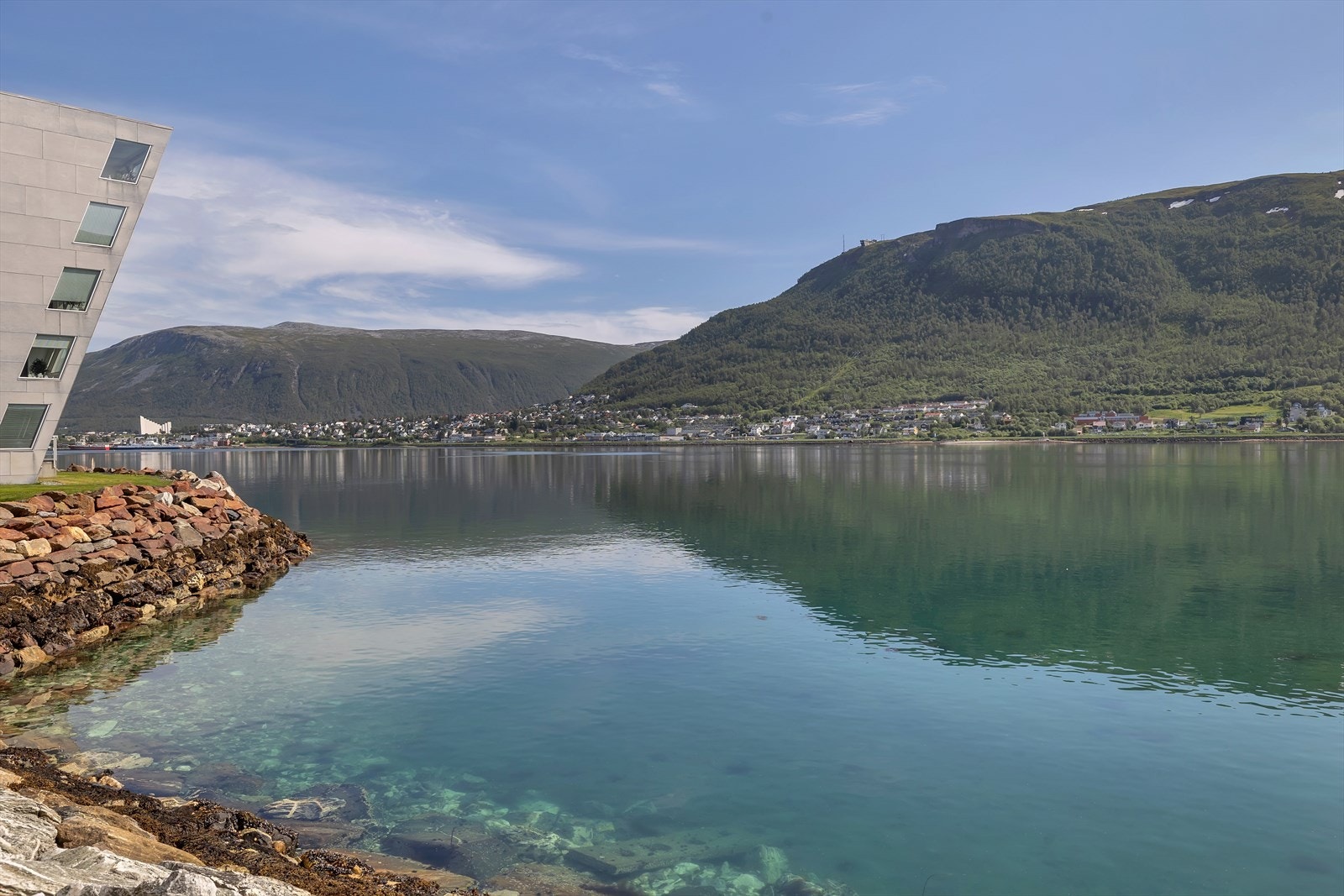 Strandkanten er et attraktivt område med strandpromenade som strekker seg fra teateret til bukta. Galleribilde