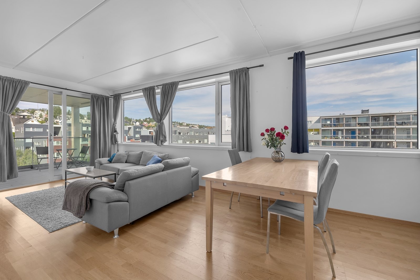 Svært gode lysforhold. Romslig og åpen stue i kombinasjon med kjøkken. Galleribilde