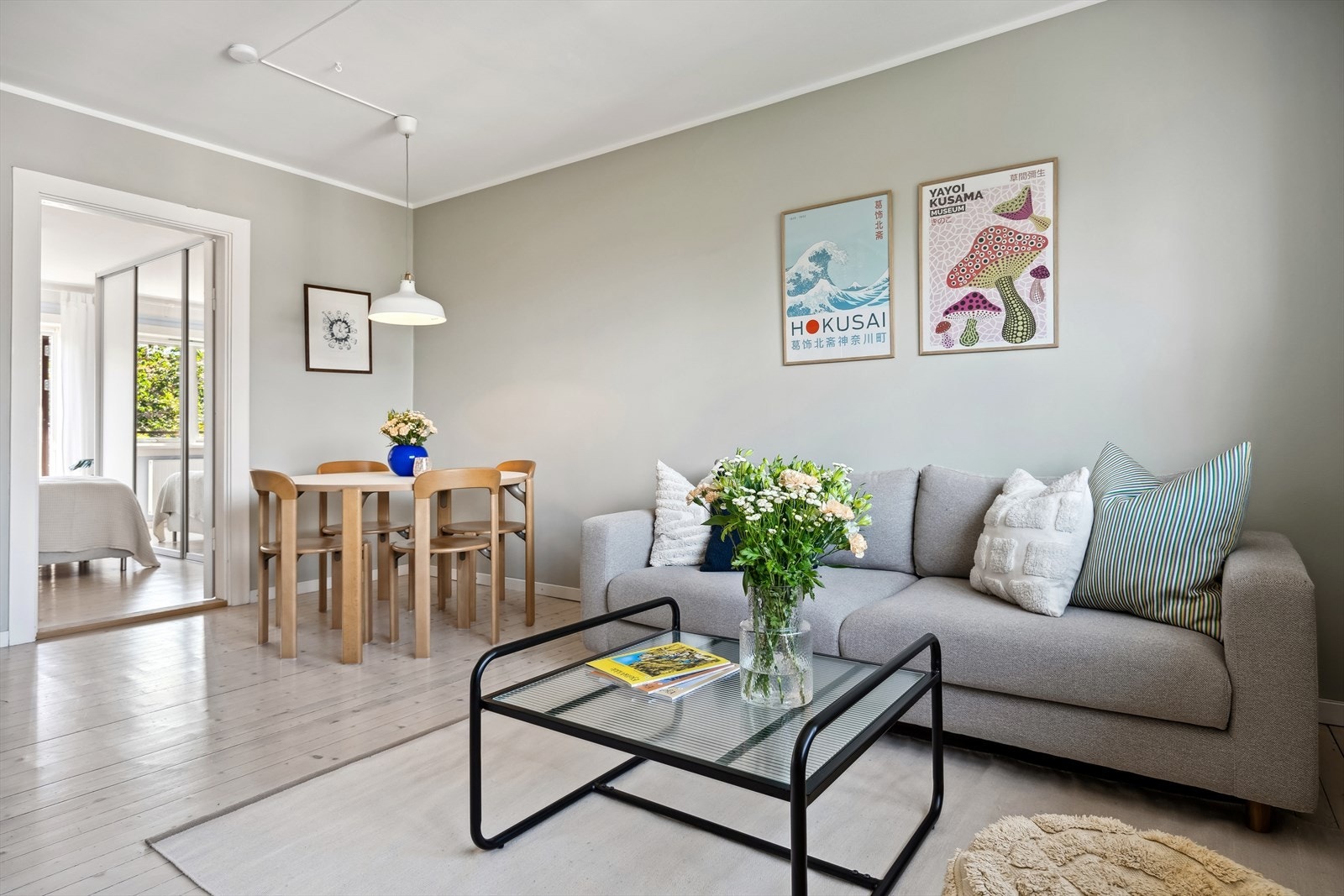 Leiligheten har en lys og romslig stue som gjør rommet til et hyggelig og sosialt oppholdsrom. Galleribilde