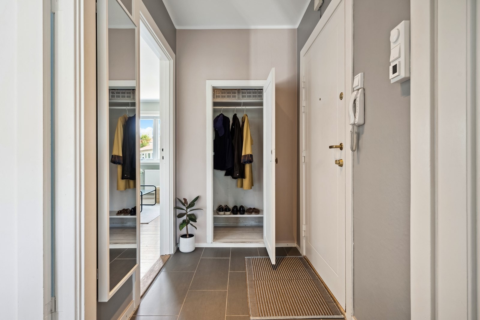 Plass til oppbevaring i kott og dørcalling som gjør det enkelt å slippe inn gjester fra gateplan. Galleribilde