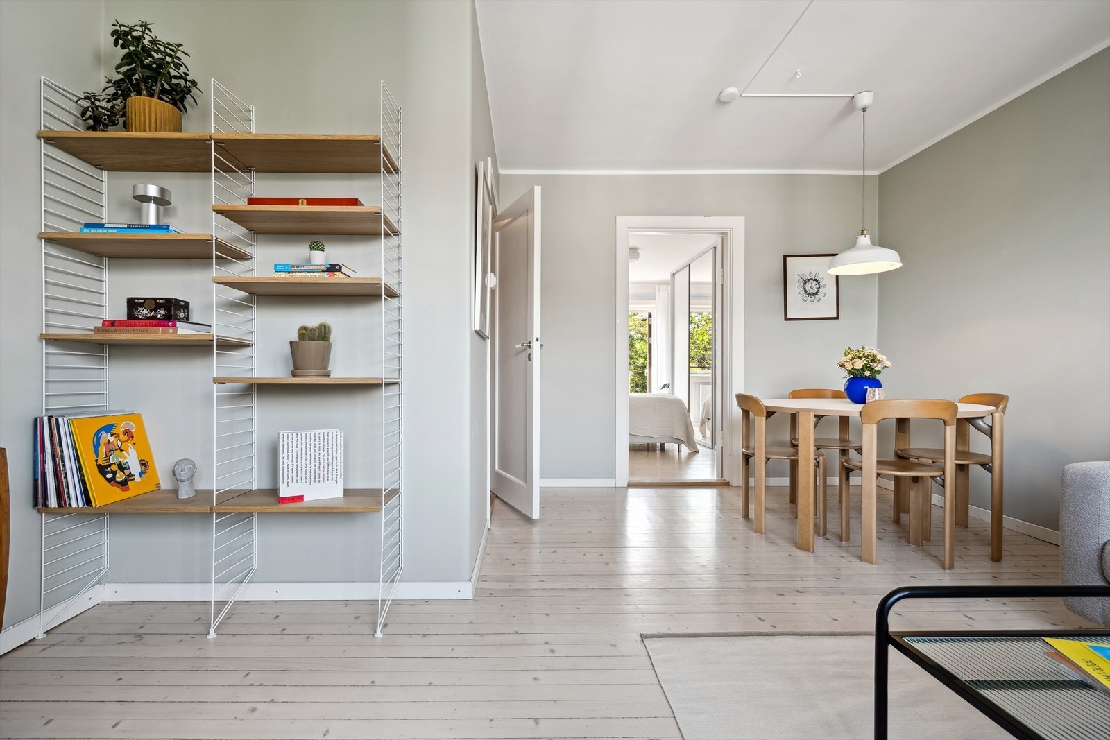 Leiligheten holder en gjennomgående god standard med tregulv og moderne fargevalg. Galleribilde