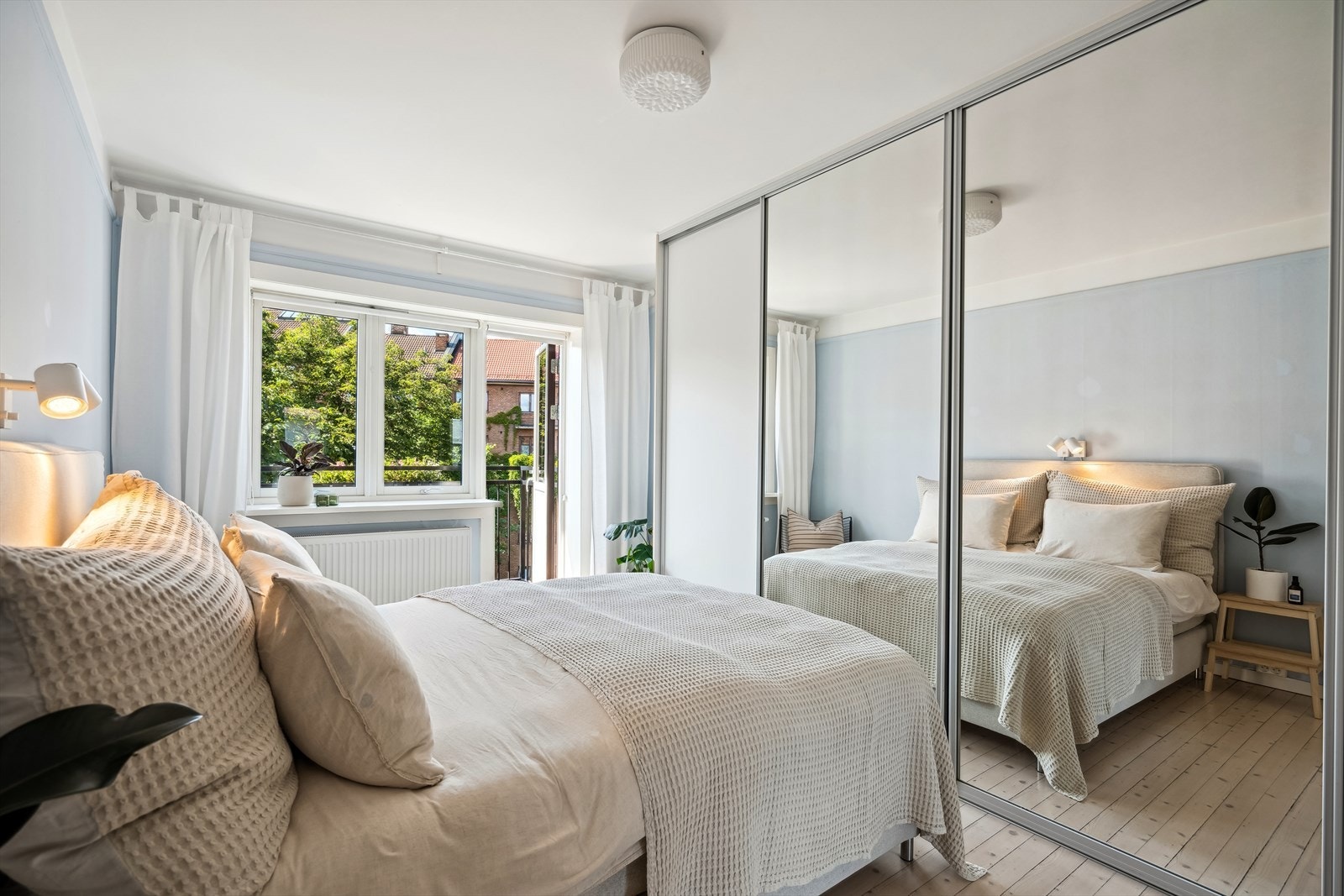 Romslig soverom med god plass til dobbeltseng, tilhørende nattbord og annet soveromsinteriør. Galleribilde