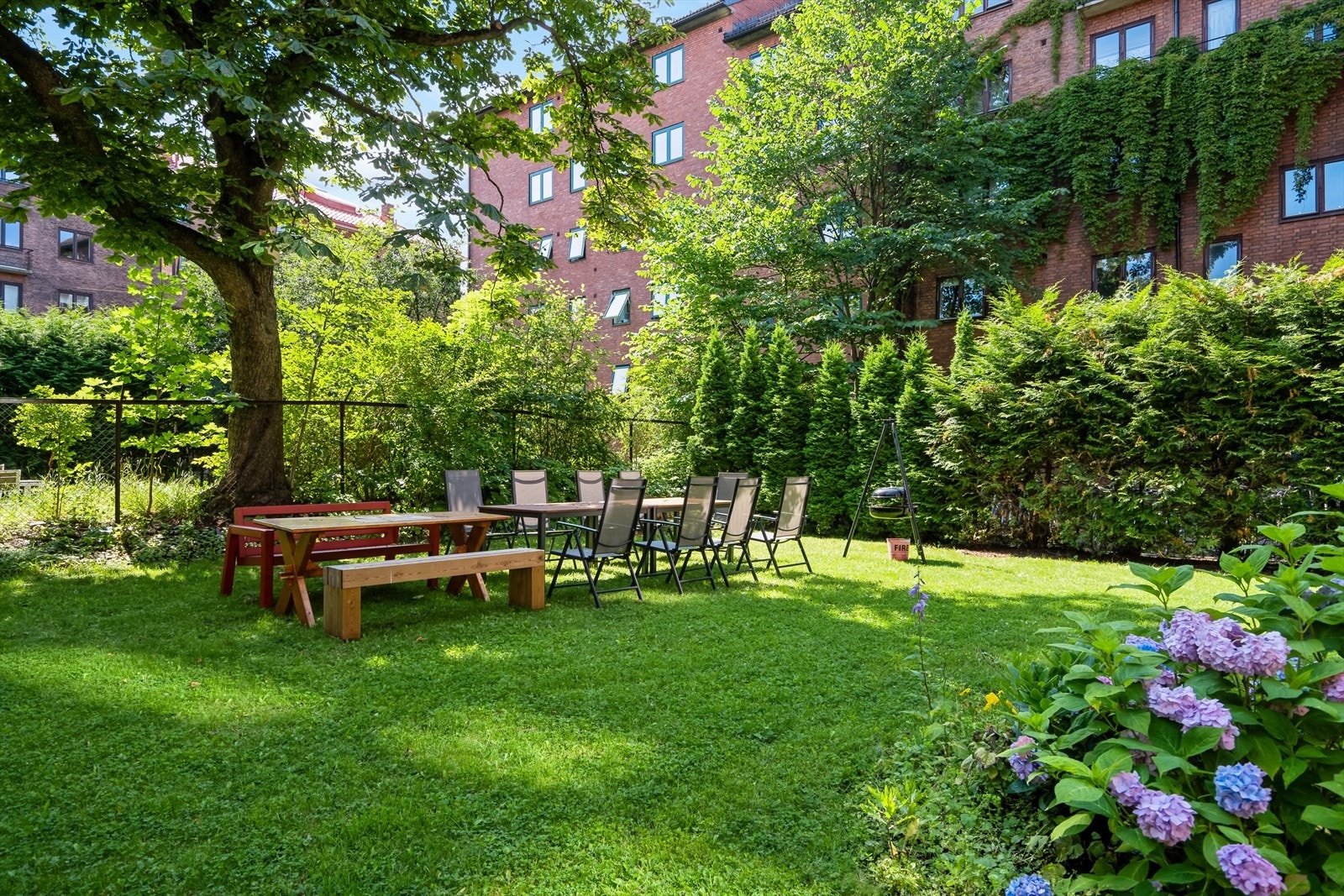 Bakgården er innredet med en hyggelig spise og sittegruppe samt bålpanne. Galleribilde