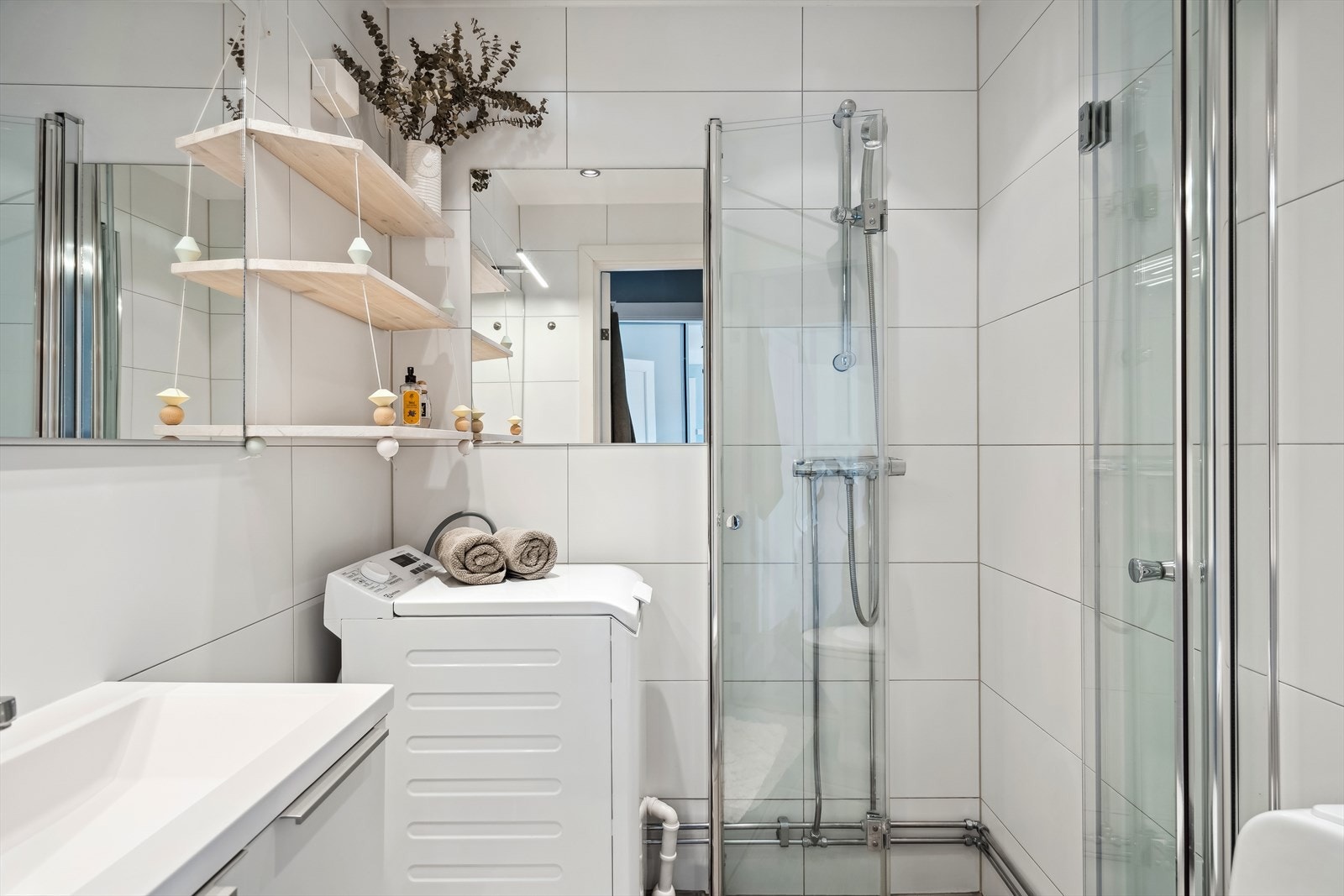 Lyst bad med flislagte overflater og gulvvarme. Galleribilde