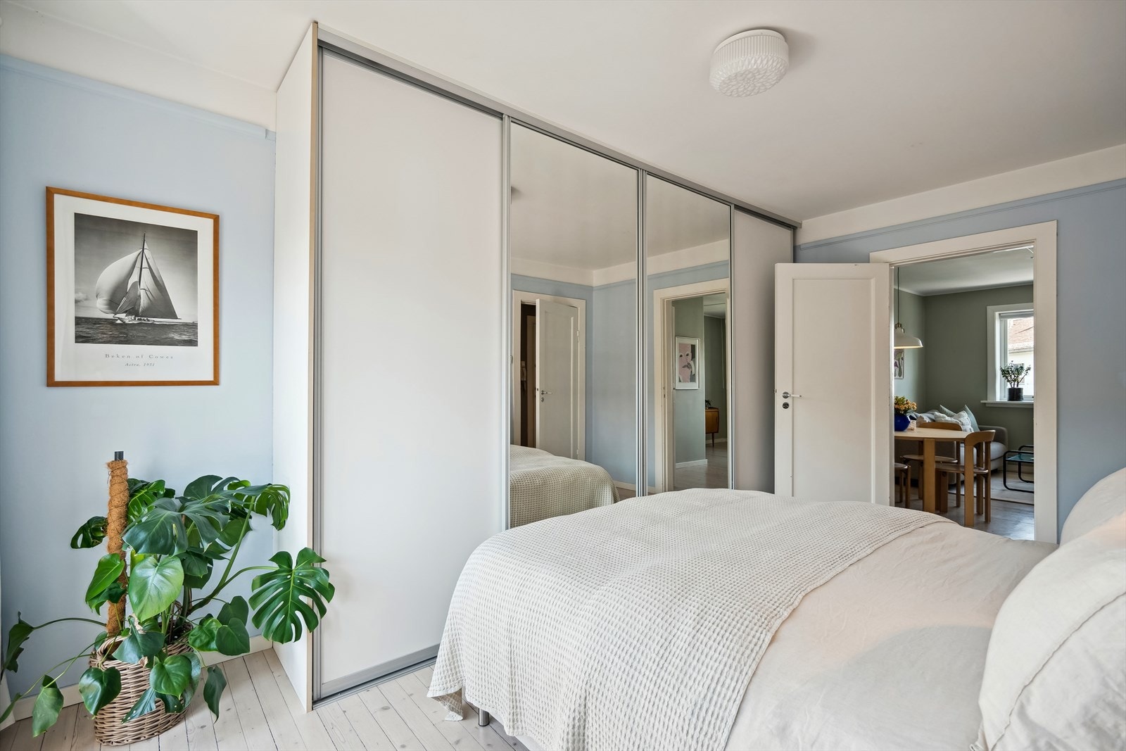 Godt med oppbevaringsplass i skyvedørsgarderoben med speilfronter. Galleribilde