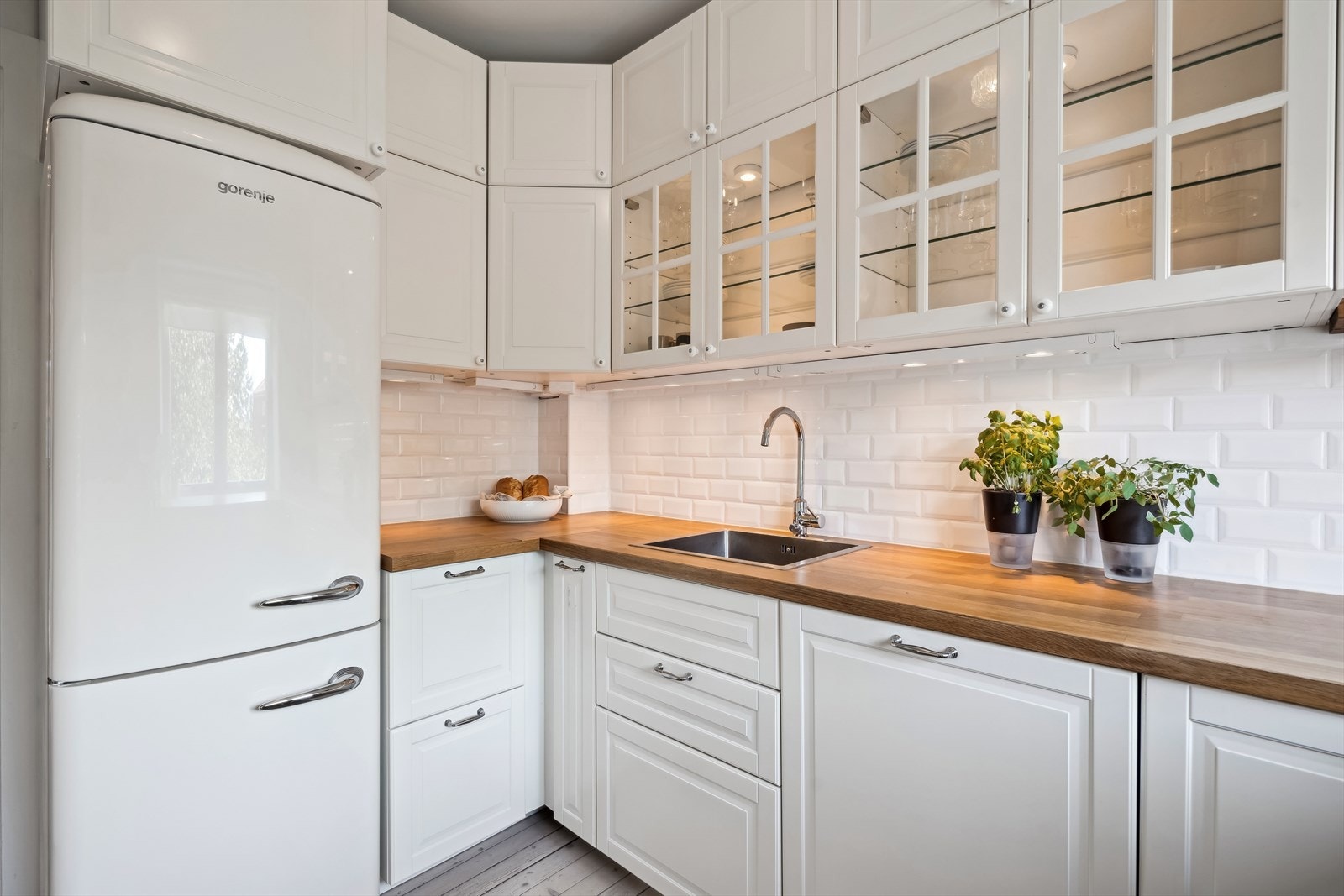 Pent og separat kjøkken med god skap- og benkplass. Galleribilde