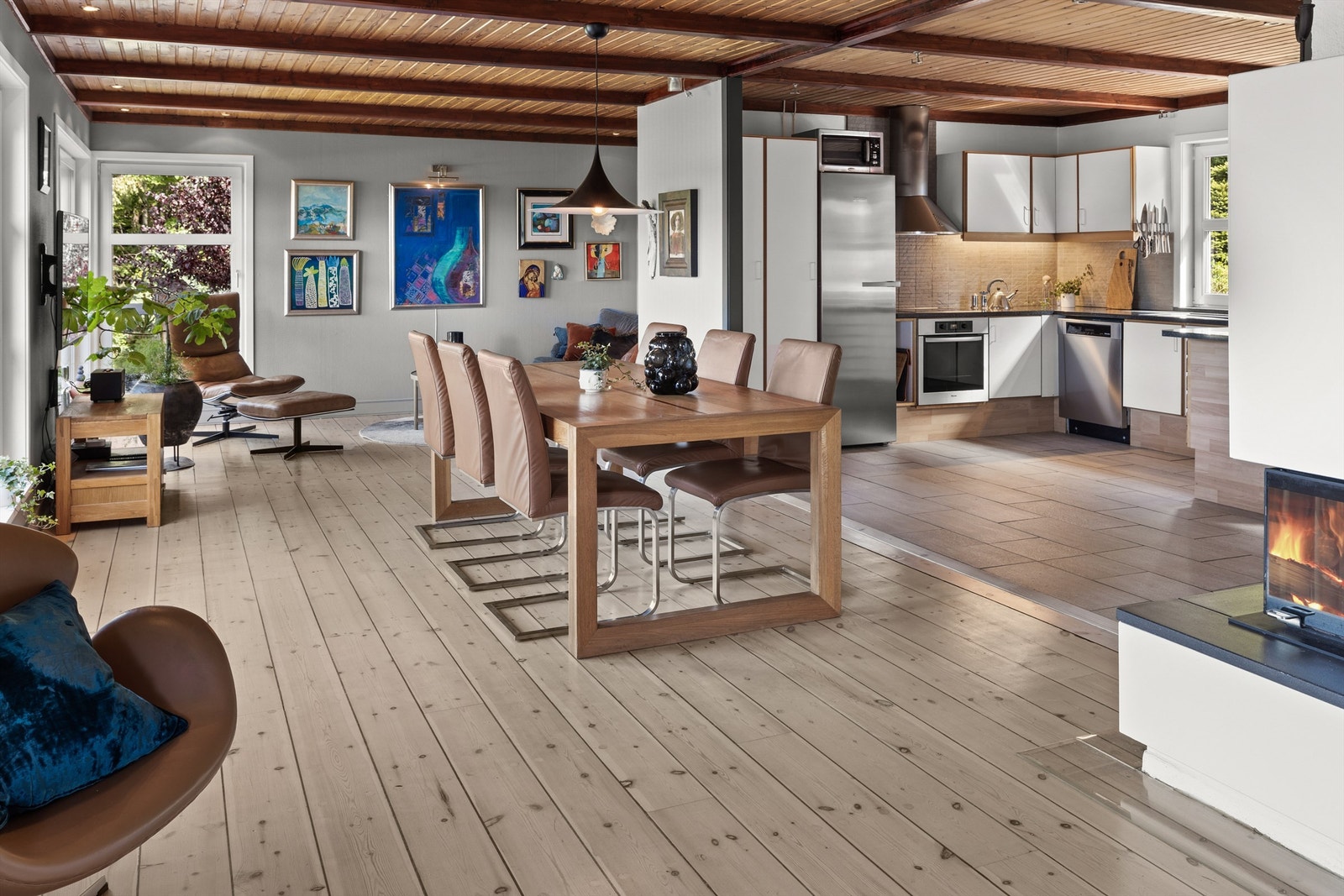 Stue og spisestue med peis og åpen kjøkkenløsning Galleribilde