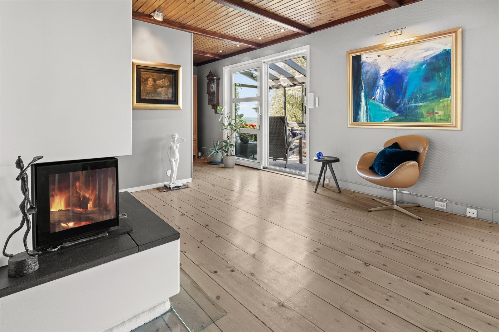 Stue/spisestue med peis og utgang til solrik veranda Galleribilde