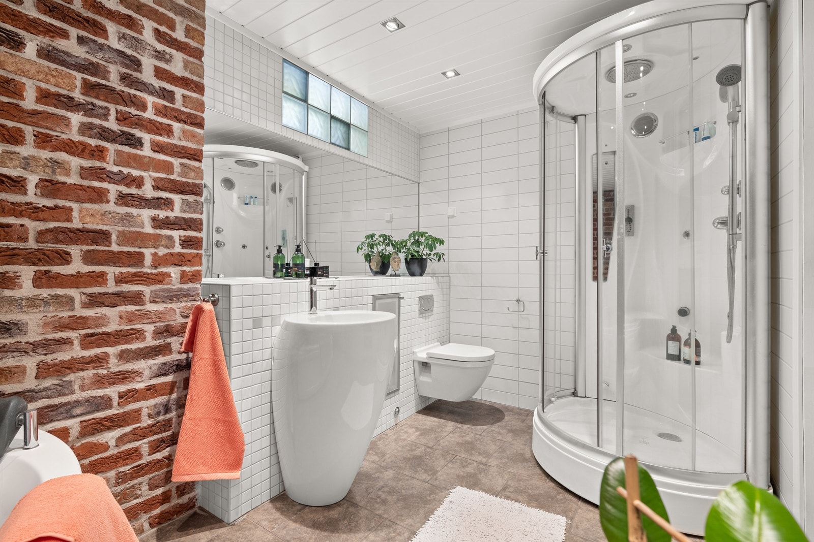 Bad med varmekabler og downlights Galleribilde