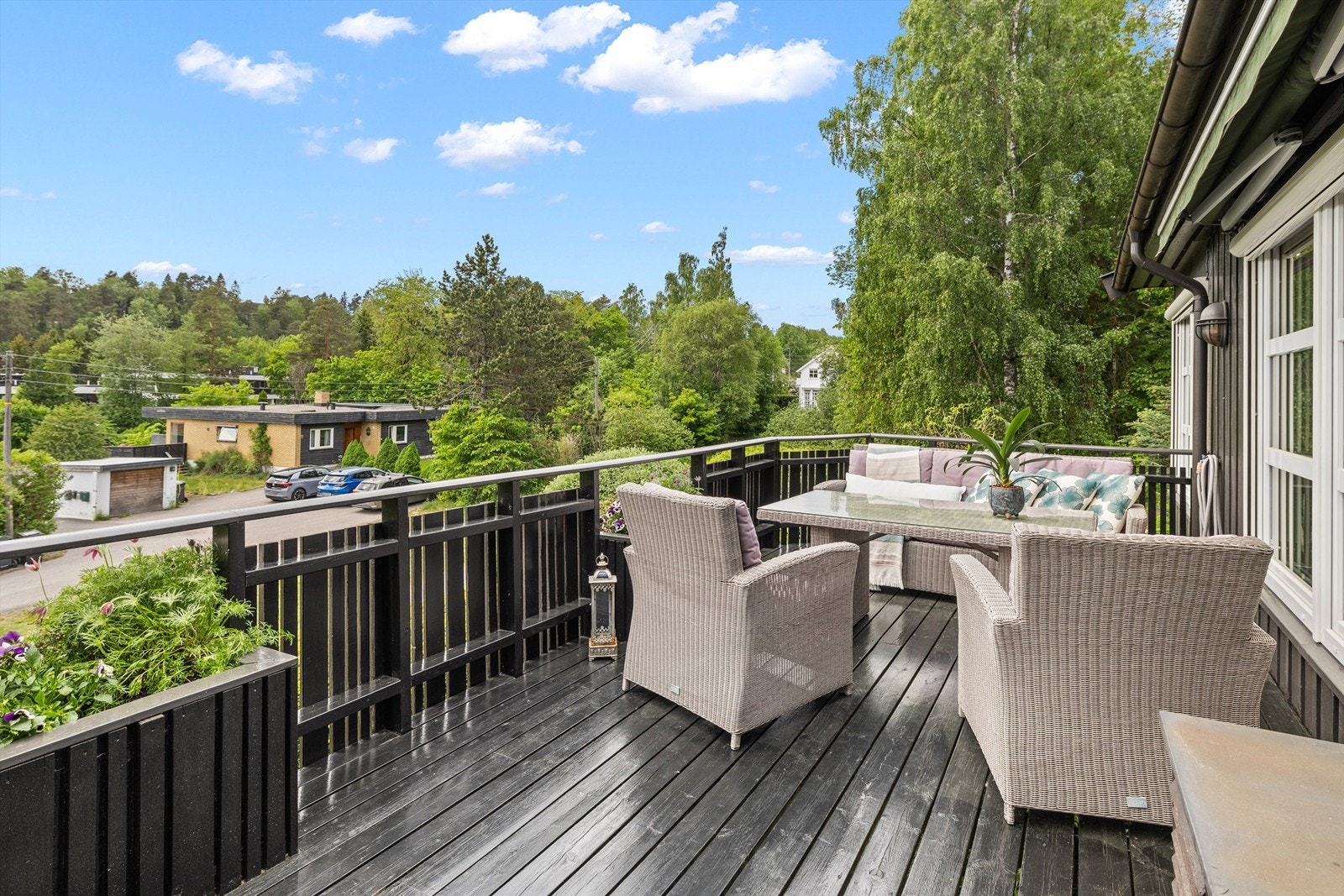 Boligen ligger i frodige omgivelser Galleribilde